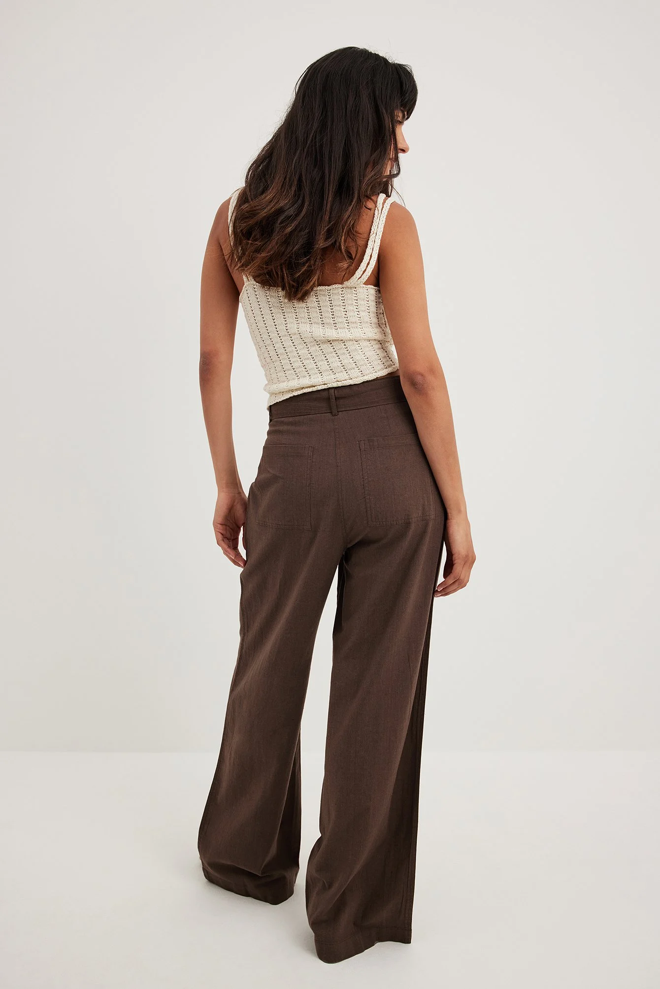Hose mit weiten Beinen und geschnürter Taille