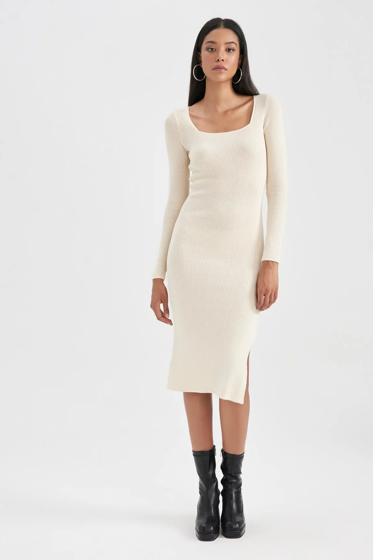 DeFacto  Figurbetontes, geripptes, langärmeliges Midikleid mit quadratischem Ausschnitt und Schlitz B3349ax23au