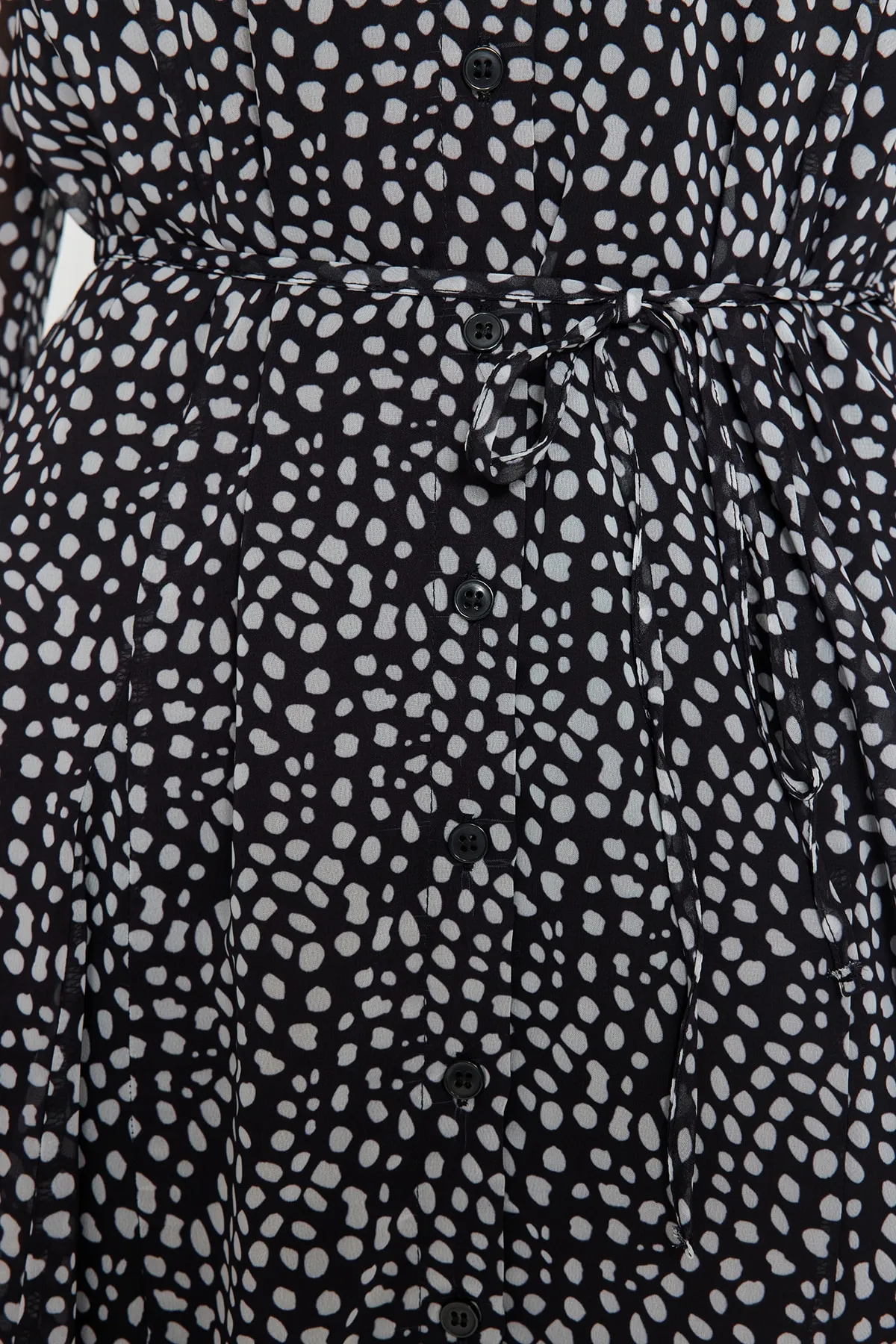 Trendyol Collection  Schwarzes, gepunktetes Mini-Hemdkleid aus gewebtem Chiffon mit Futter TWOAW24EL00247