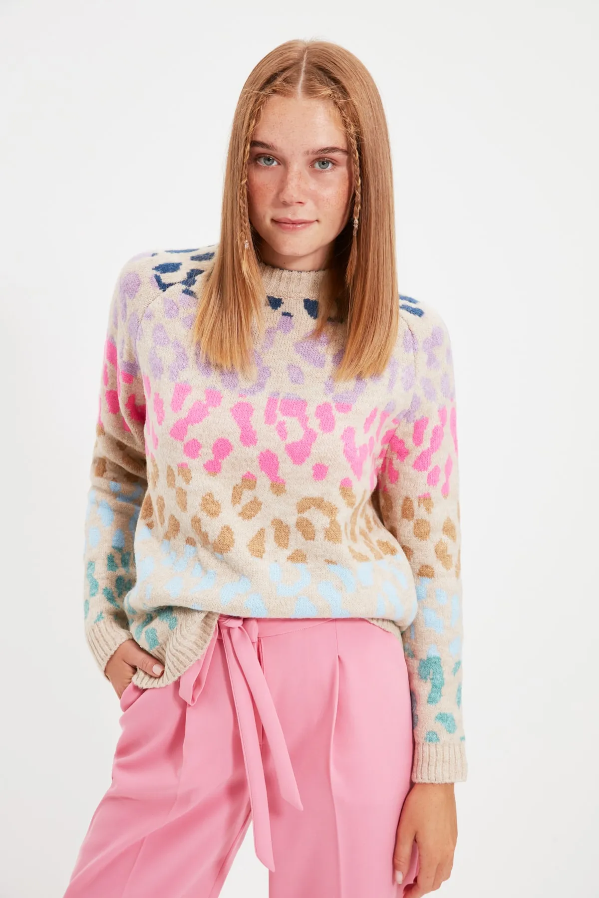 Trendyol Collection  Steiniger, weicher, strukturierter Strickpullover mit Rundhalsausschnitt TWOAW22KZ0427