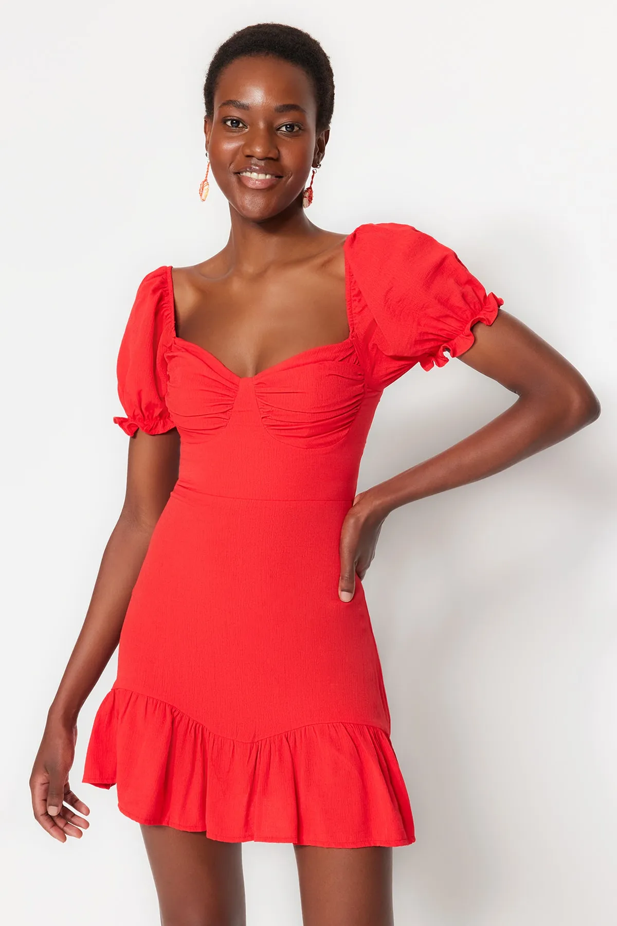 Trendyol Collection  Rotes, figurbetontes, drapiertes Mini-Strandkleid aus Webstoff TBESS23EL00052