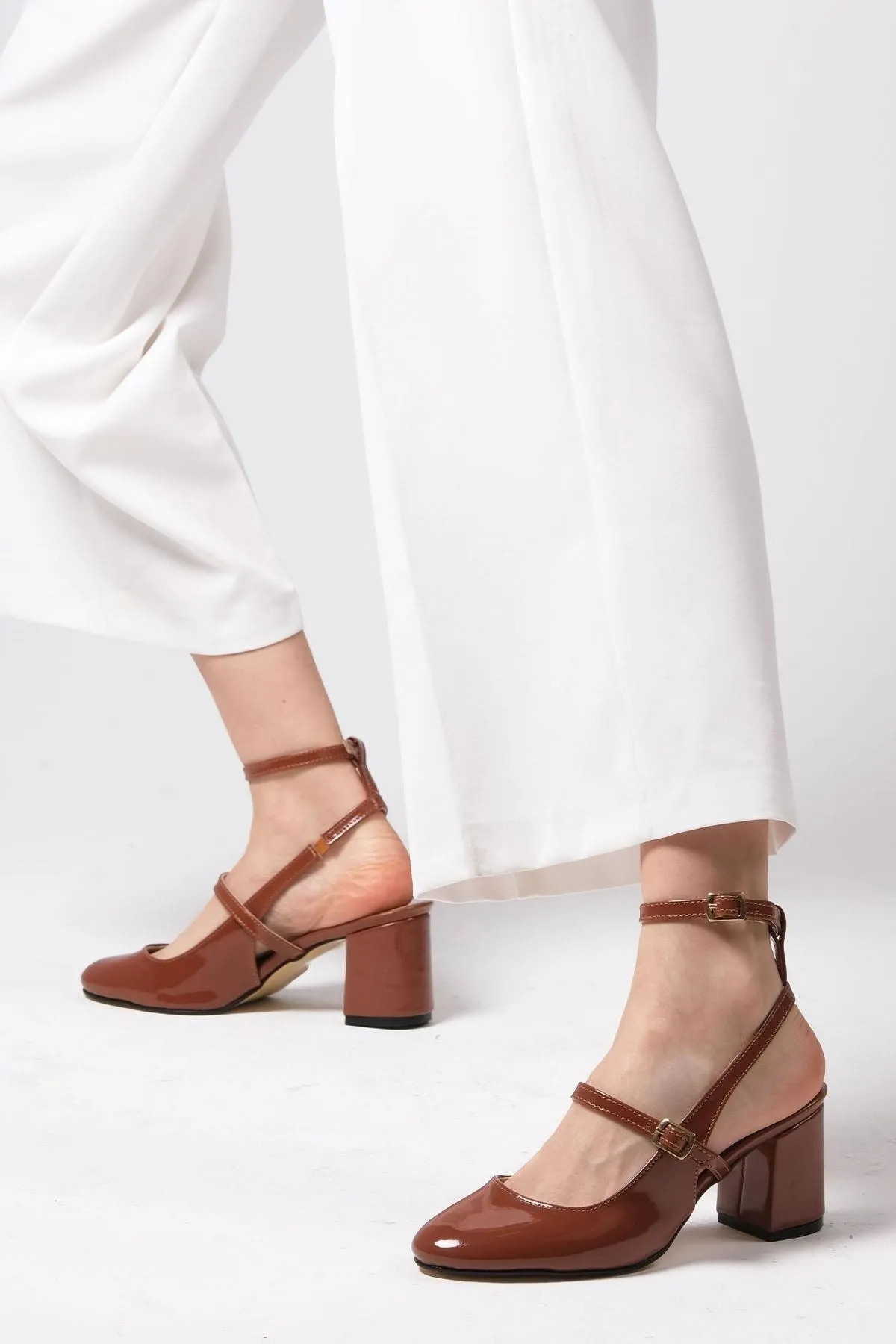 Mio Gusto  Inessa Tan Color Damen-Schuhe mit offenem Rücken und Absatz