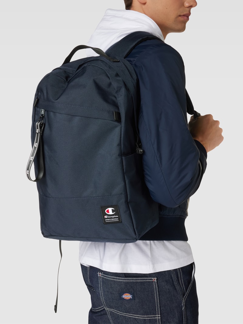 Rucksack mit Label-Patch in marineblau