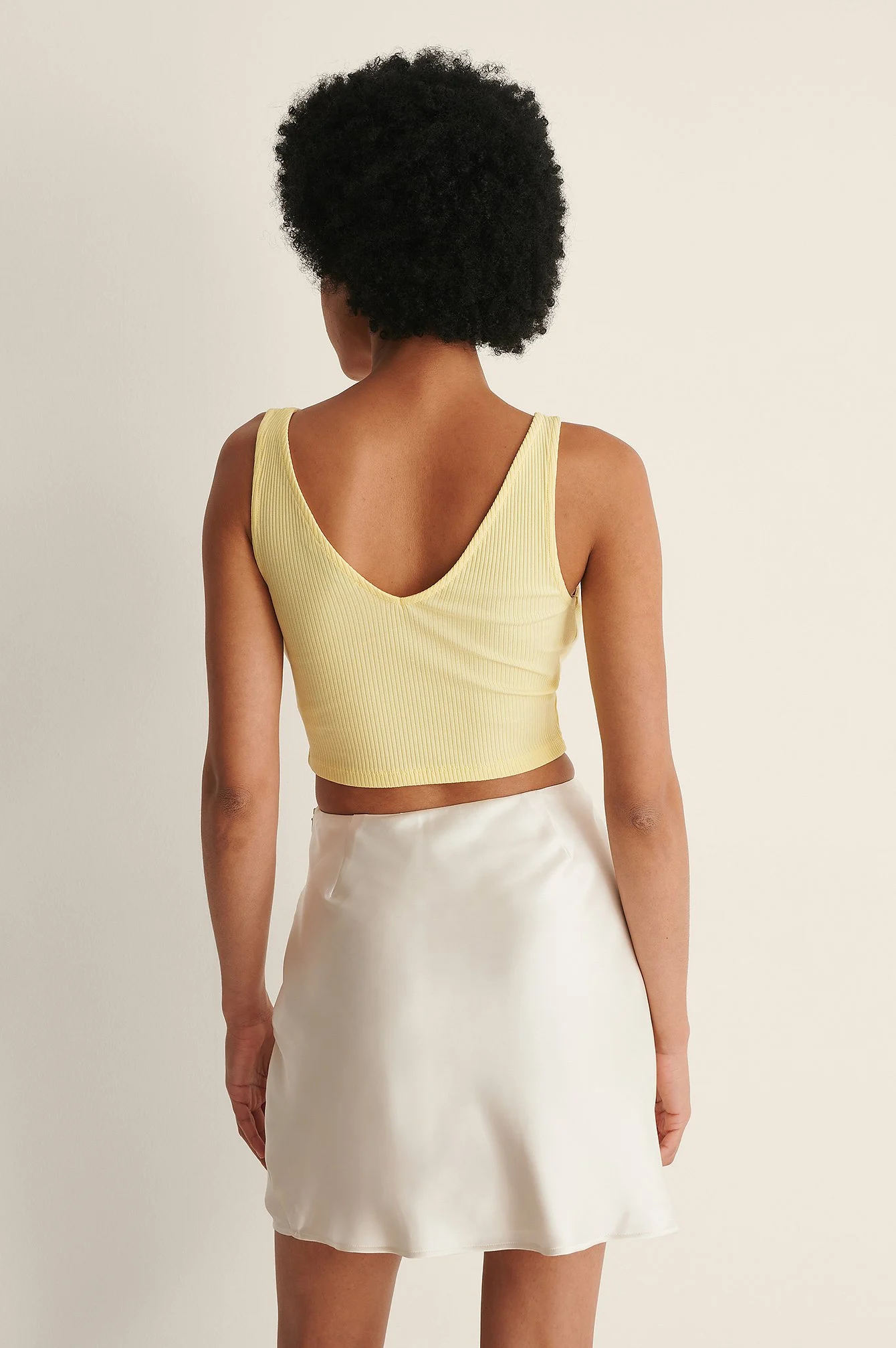 Geripptes Bio-Crop-Top mit V-Ausschnitt
