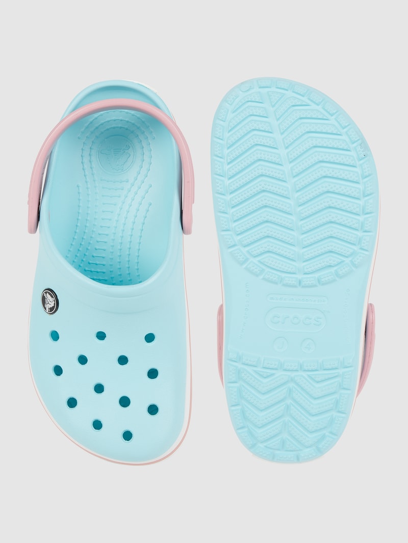 Clogs mit Luftlöchern in hellblau