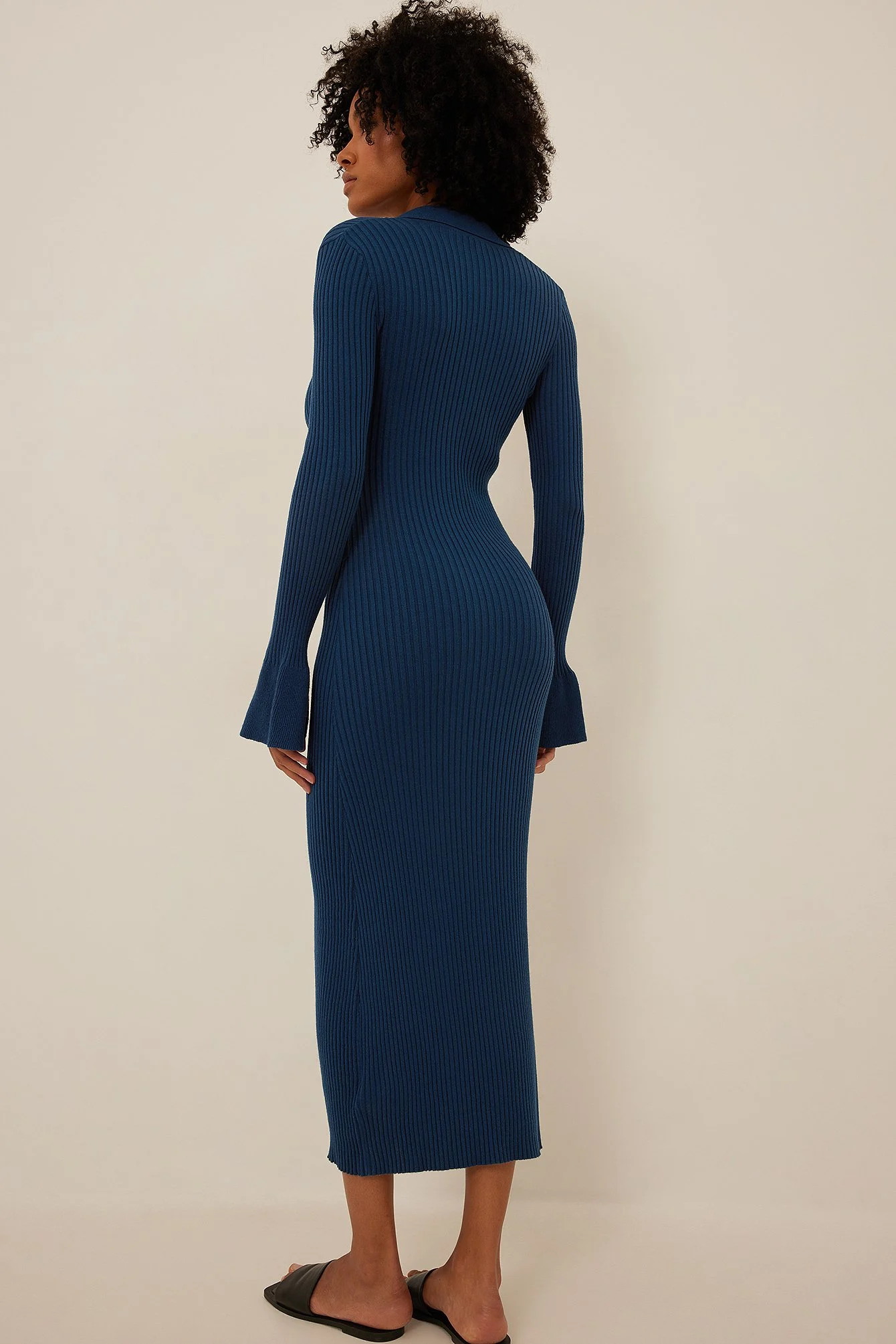 Rippenstrick-Kleid mit Trompetenärmeln