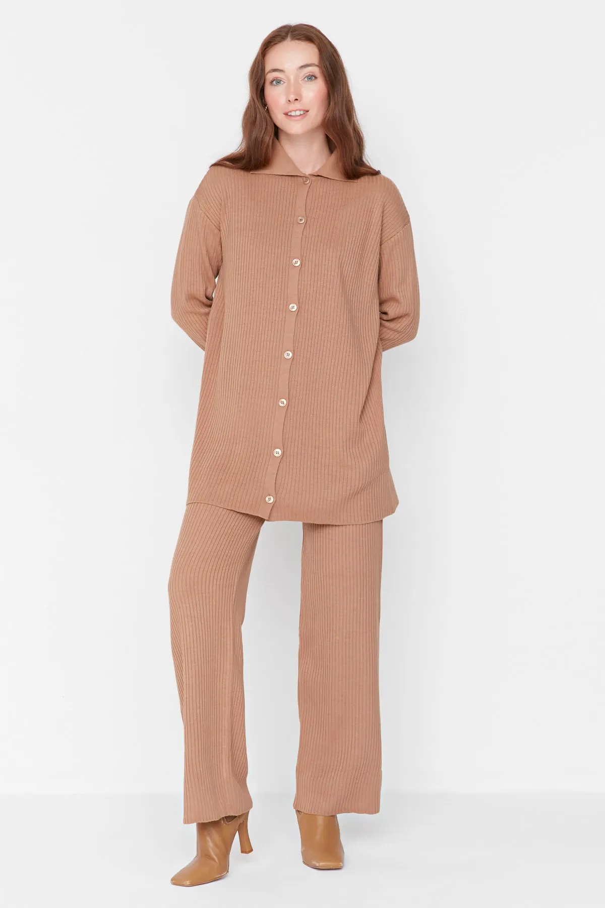 Trendyol Modest  Kamelfarbenes Strickset aus Cardigan und Hose mit Schlitzdetail TCTAW23US00028