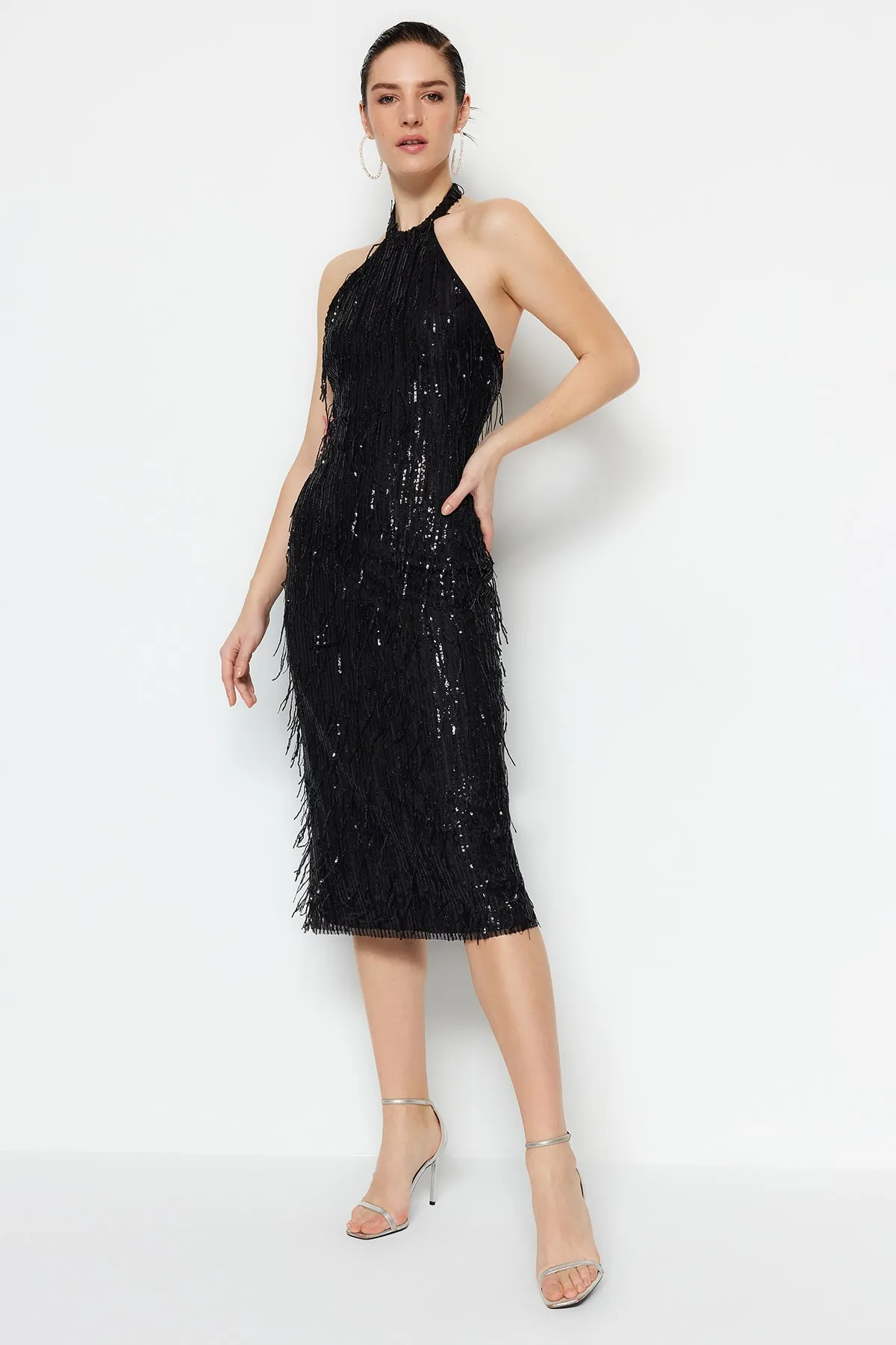 Trendyol Collection  Schwarzes, figurbetontes, gefüttertes Abendkleid mit glänzenden Pailletten TPRSS23EL00461