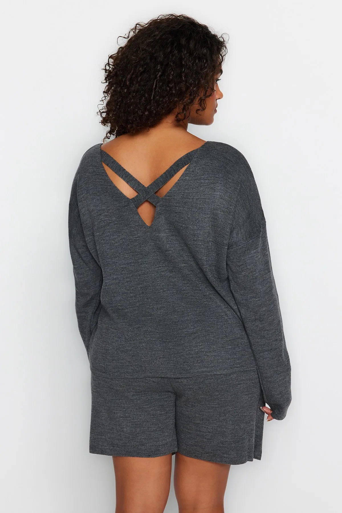 Trendyol Curve  Anthrazitfarbener Strickpullover mit Kreuzband-Detail auf der Rückseite