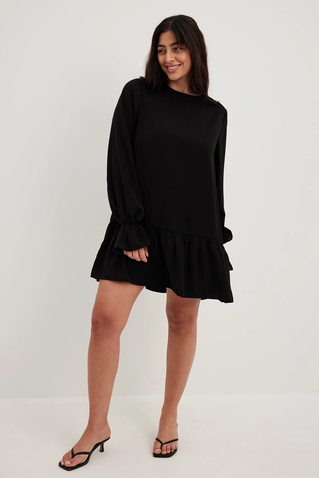 Minikleid mit offenem Rücken und Ärmeldetail