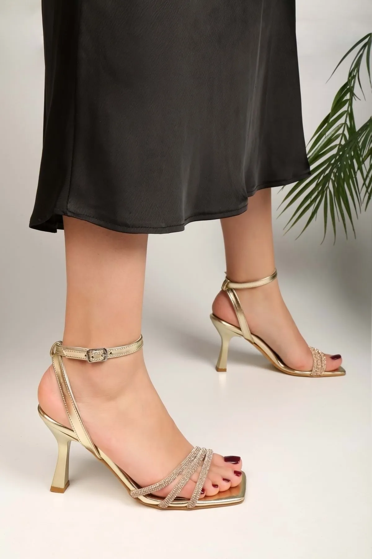 Shoeberry  Damen-Schuhe mit Absatz „Rue“ in goldfarbenem Metallic-Stein