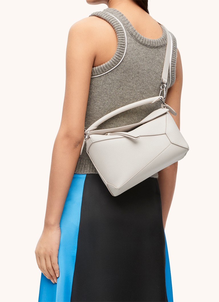 LOEWE Puzzle Edge maza rokassomiņa no teļādas