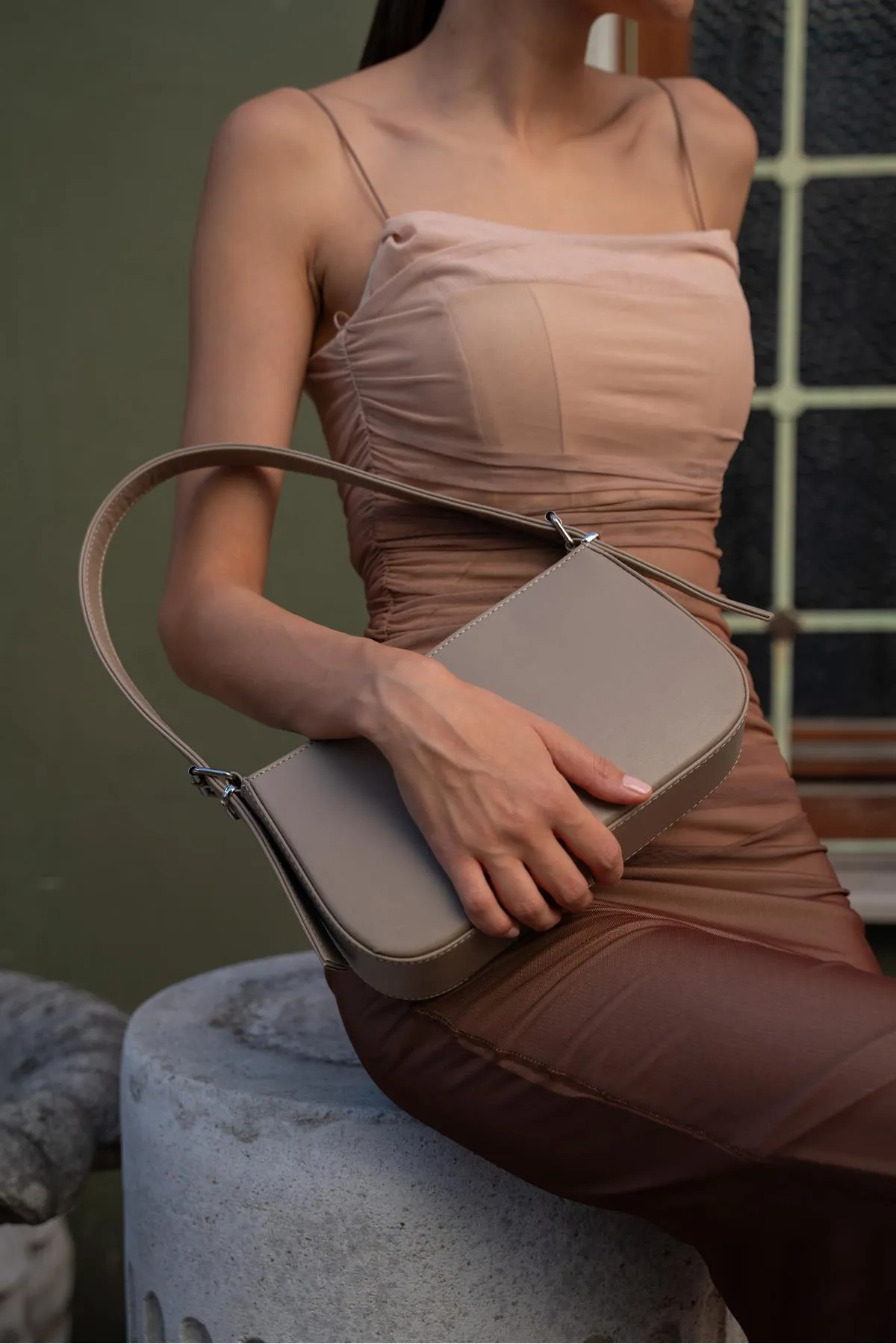 Madamra  Dunkelnerzfarbene Baguette-Tasche für Damen mit Gürtelriemen