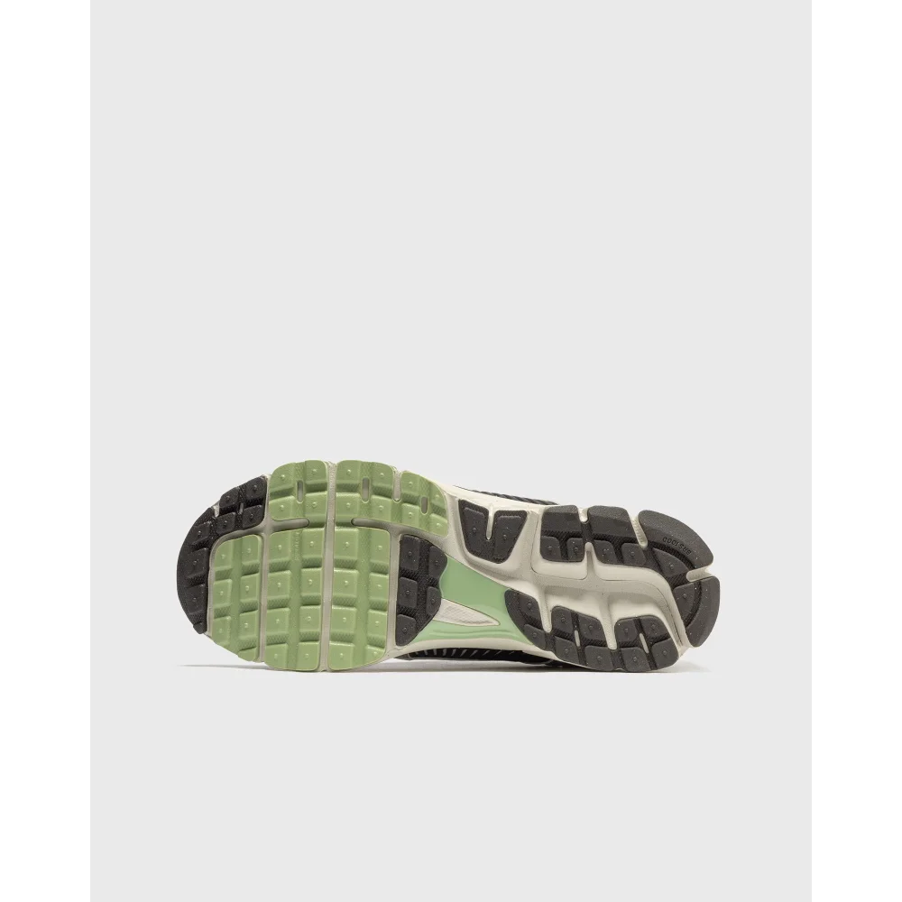 Nike Wmns Zoom Vomero 5 FB8825 001 / grau