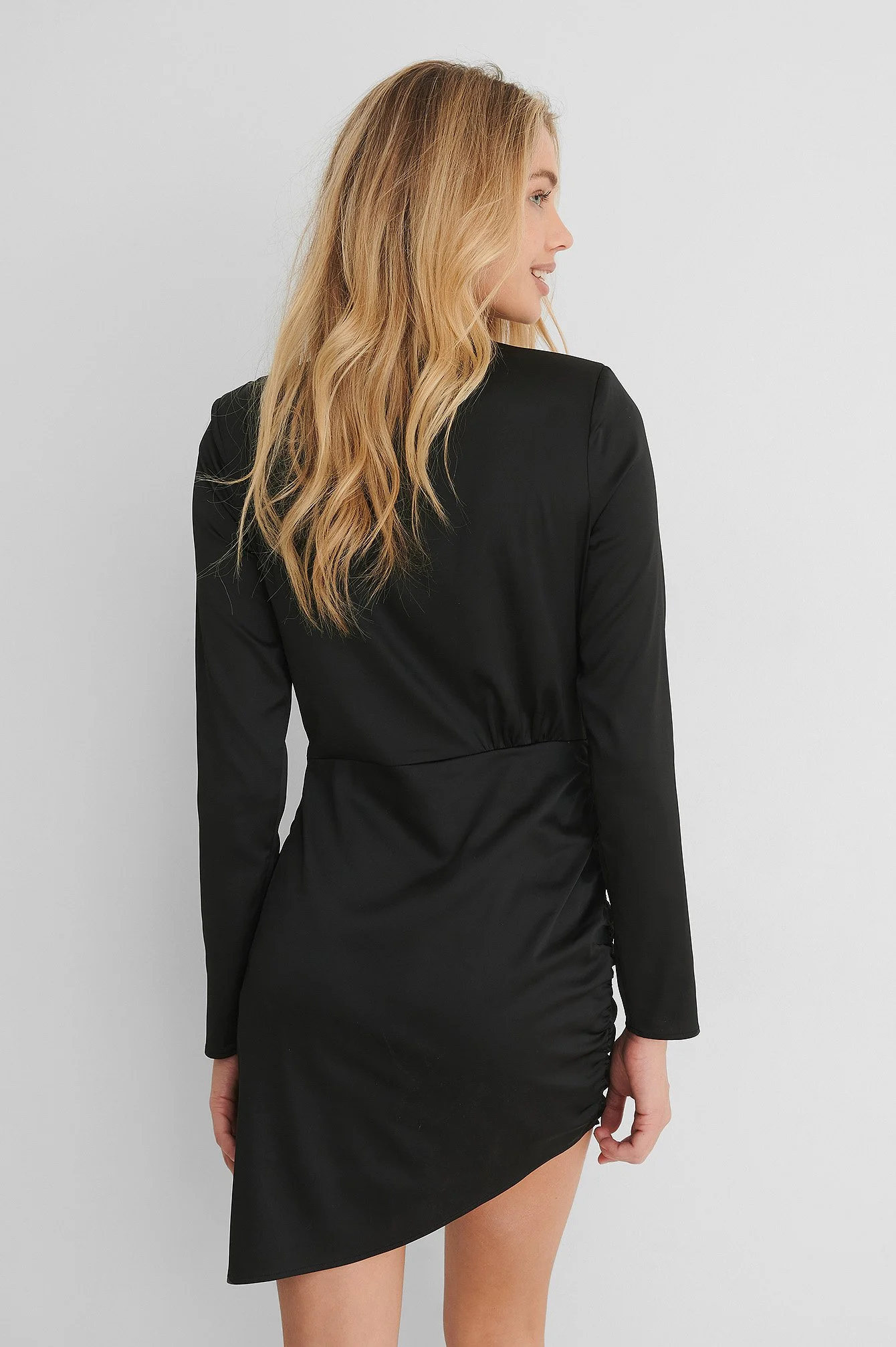 Recyceltes Minikleid mit Schulterdetail