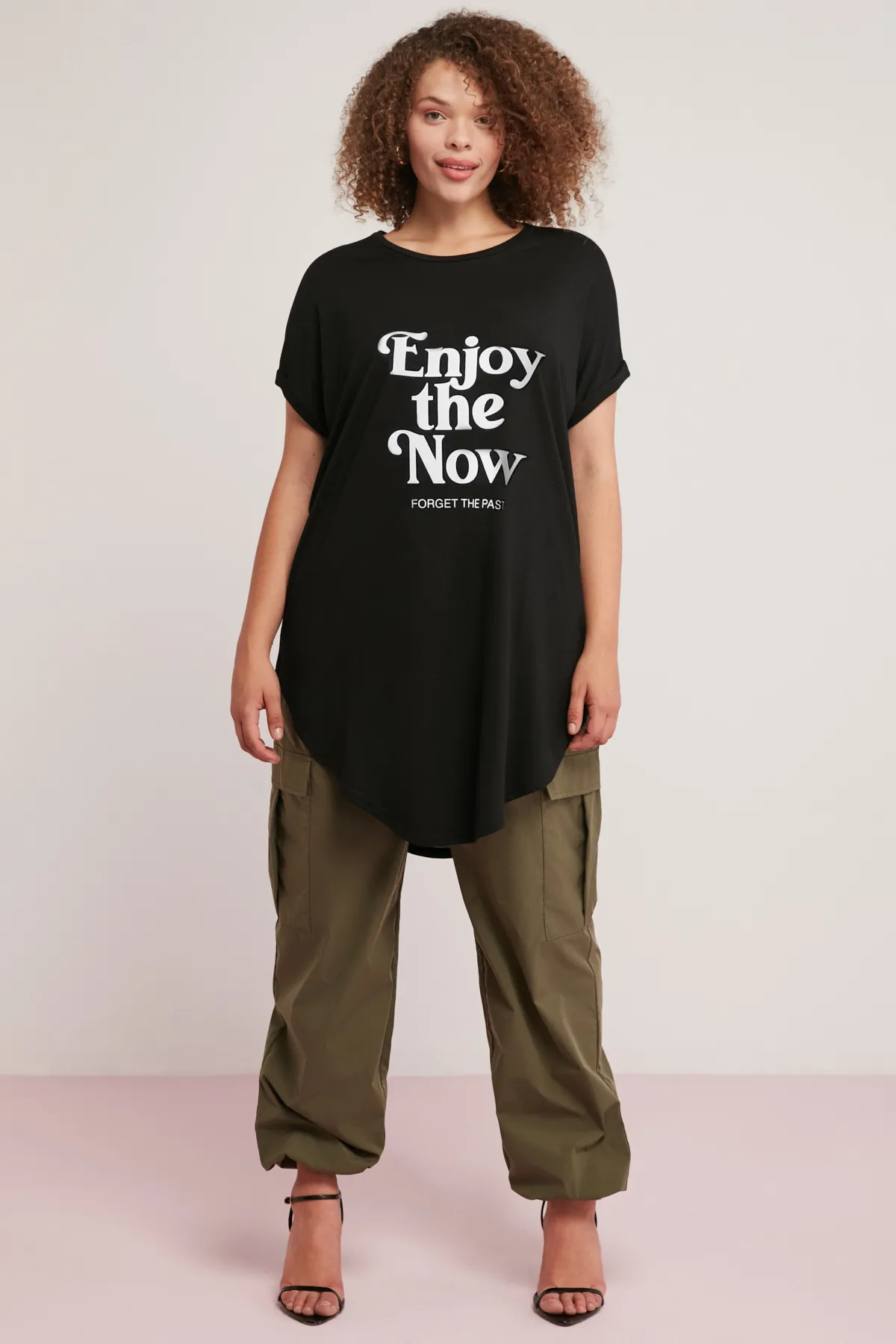 ETHIQUET  Diana Damen-T-Shirt in Übergröße, vorne bedruckt, mit langem, rundem Kragen, Schwarz, Übergröße
