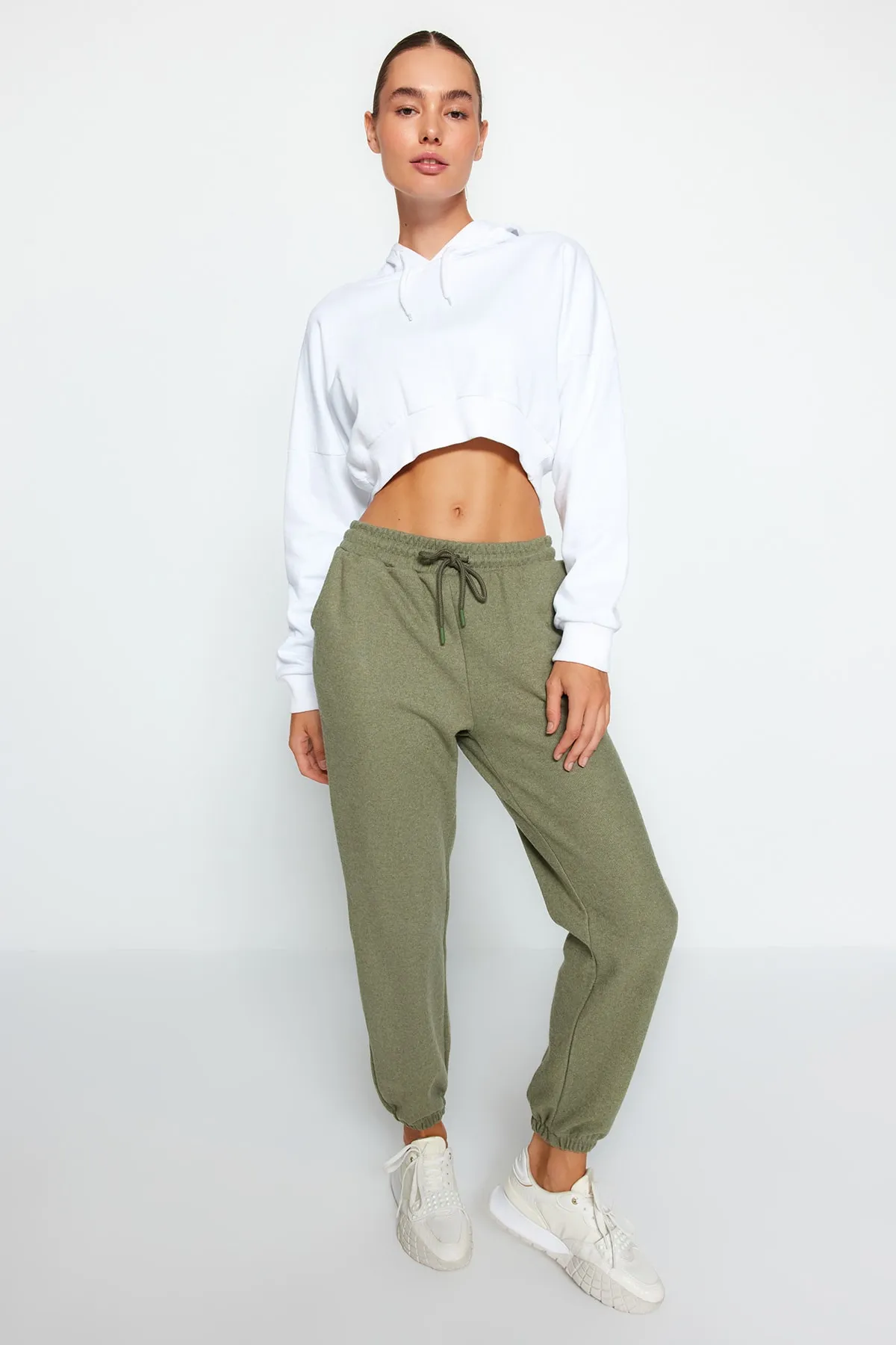 Trendyol Collection  Khakifarbene Thessaloniki-Sport-Jogginghose mit bequemer Passform und Taschenstrick TWOAW21EA0168