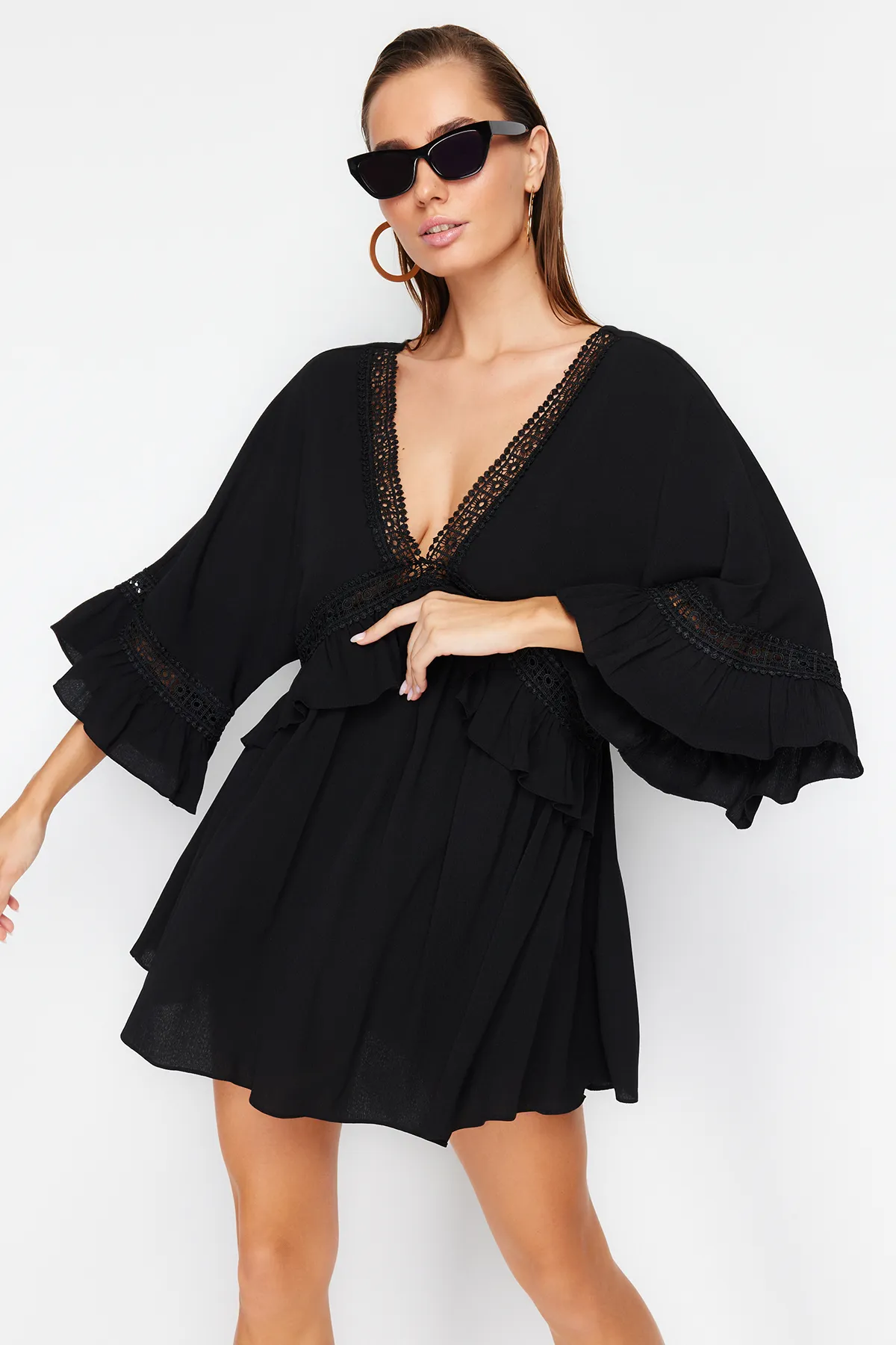 Trendyol Collection  Schwarzes Mini-Strandkleid mit gewebtem Band-Accessoire TBESS21EL2759