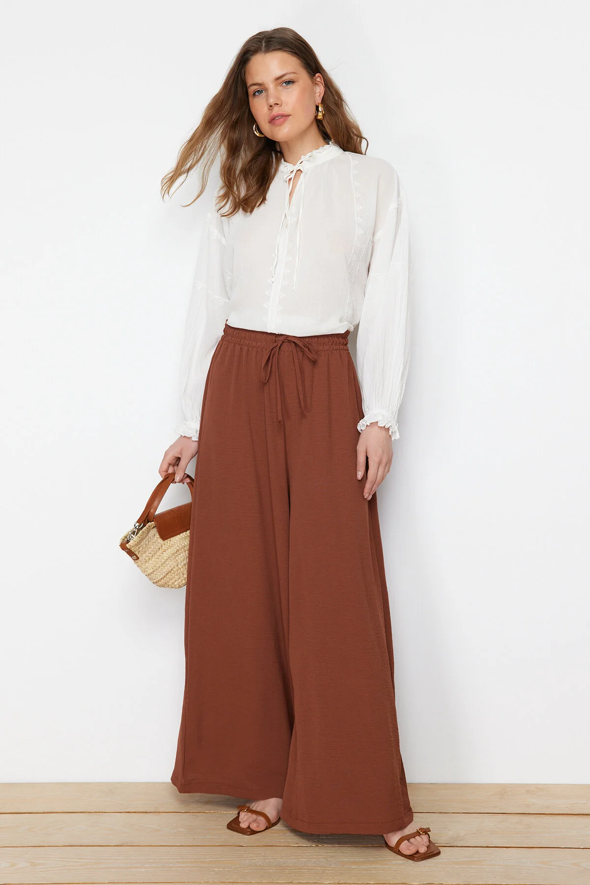 Trendyol Modest  Braune gewebte Hose mit weitem Bein TCTSS22PL0240
