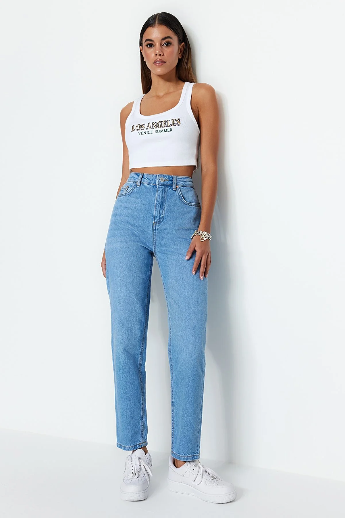 Trendyol Collection  Hellblaue Mom-Jeans mit hoher Taille TWOSS23JE00067
