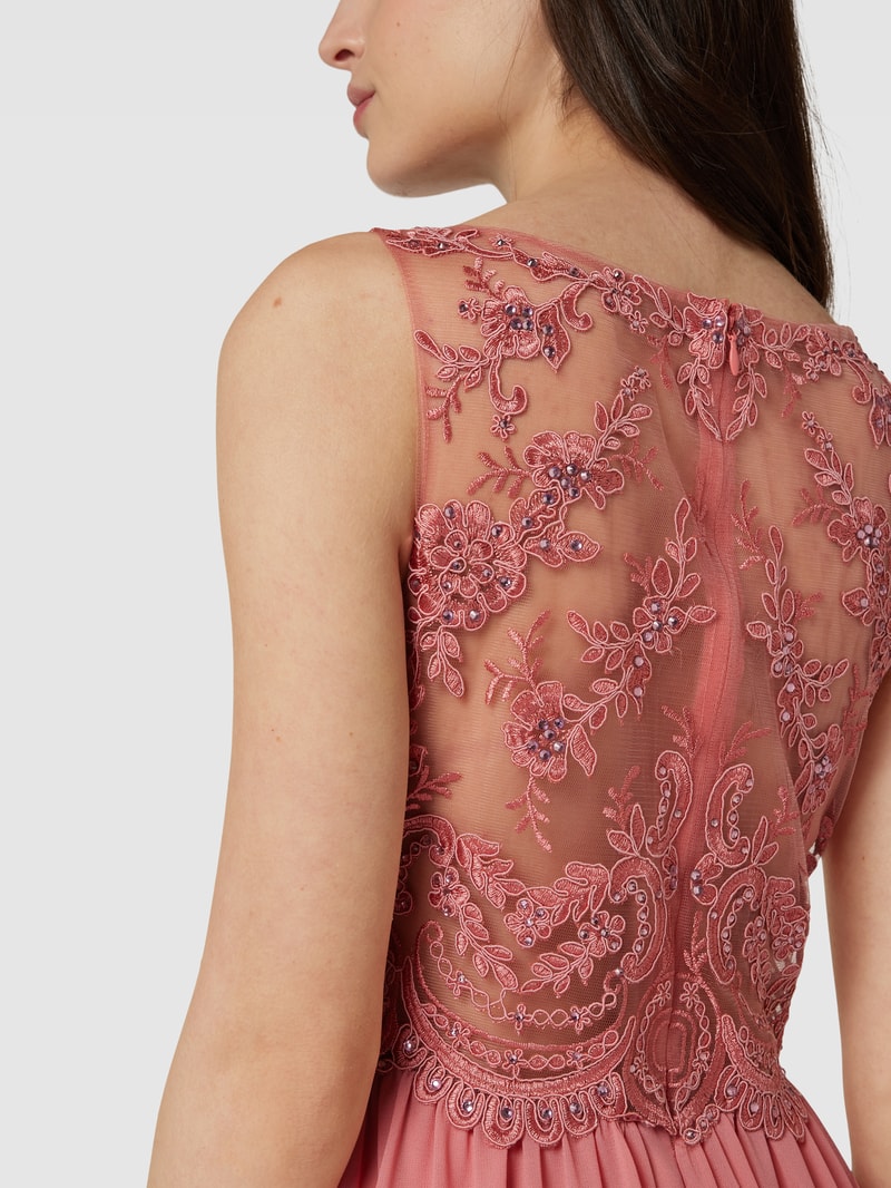 Abendkleid mit floralen Stickereien in lachs