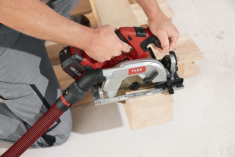 Sierra circular manual inalámbrica Flex-tools 491322 CS 62 18.0-EC C con protector pendular, 18 V (baterías y cargador no incluidos).