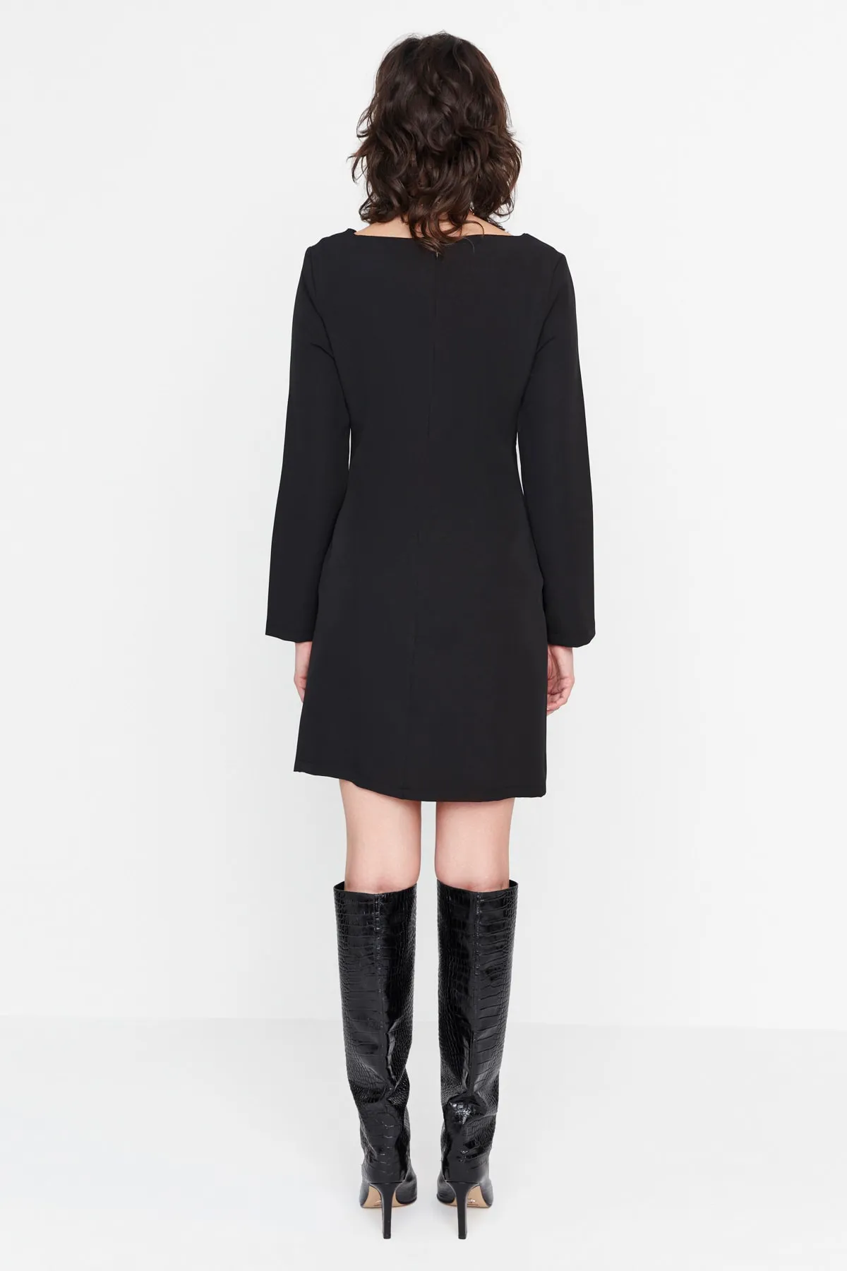 Trendyol Collection  Schwarzes, figurbetontes Minikleid aus Webstoff TWOAW23EL01499