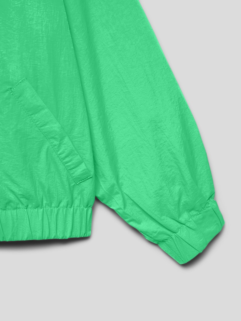 Jacke mit seitlichen Eingrifftaschen in grün
