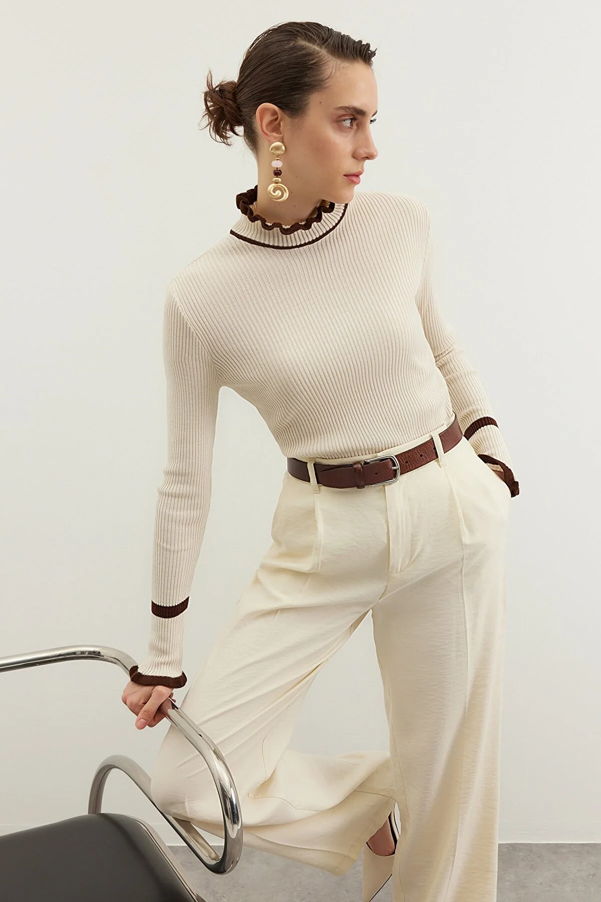 Trendyol Collection  Strickpullover mit Blockfarben in Stein TWOAW22KZ1250