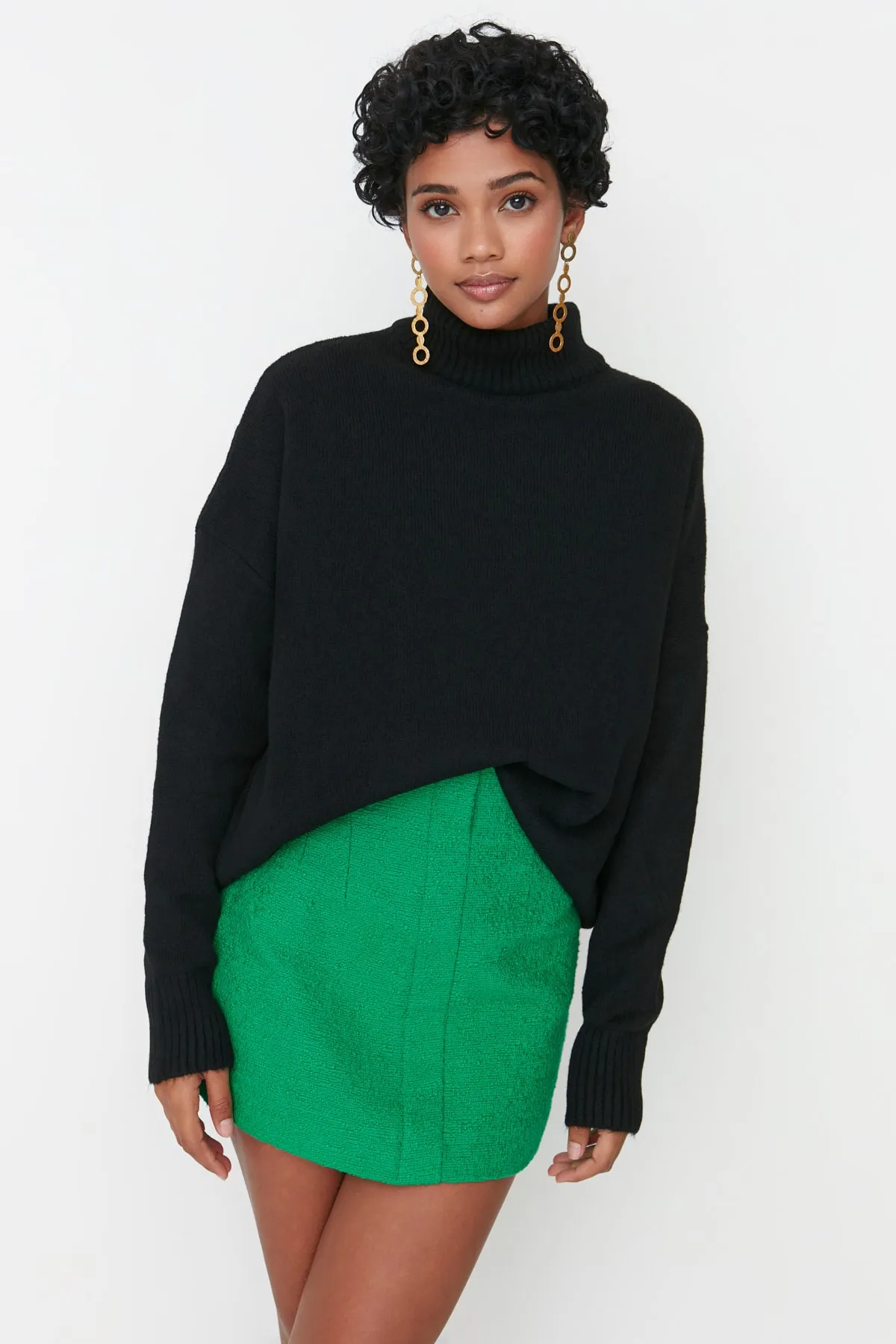 Trendyol Collection  Schwarzer, weich strukturierter Strickpullover mit Stehkragen und weiter Passform TWOAW23KZ00469