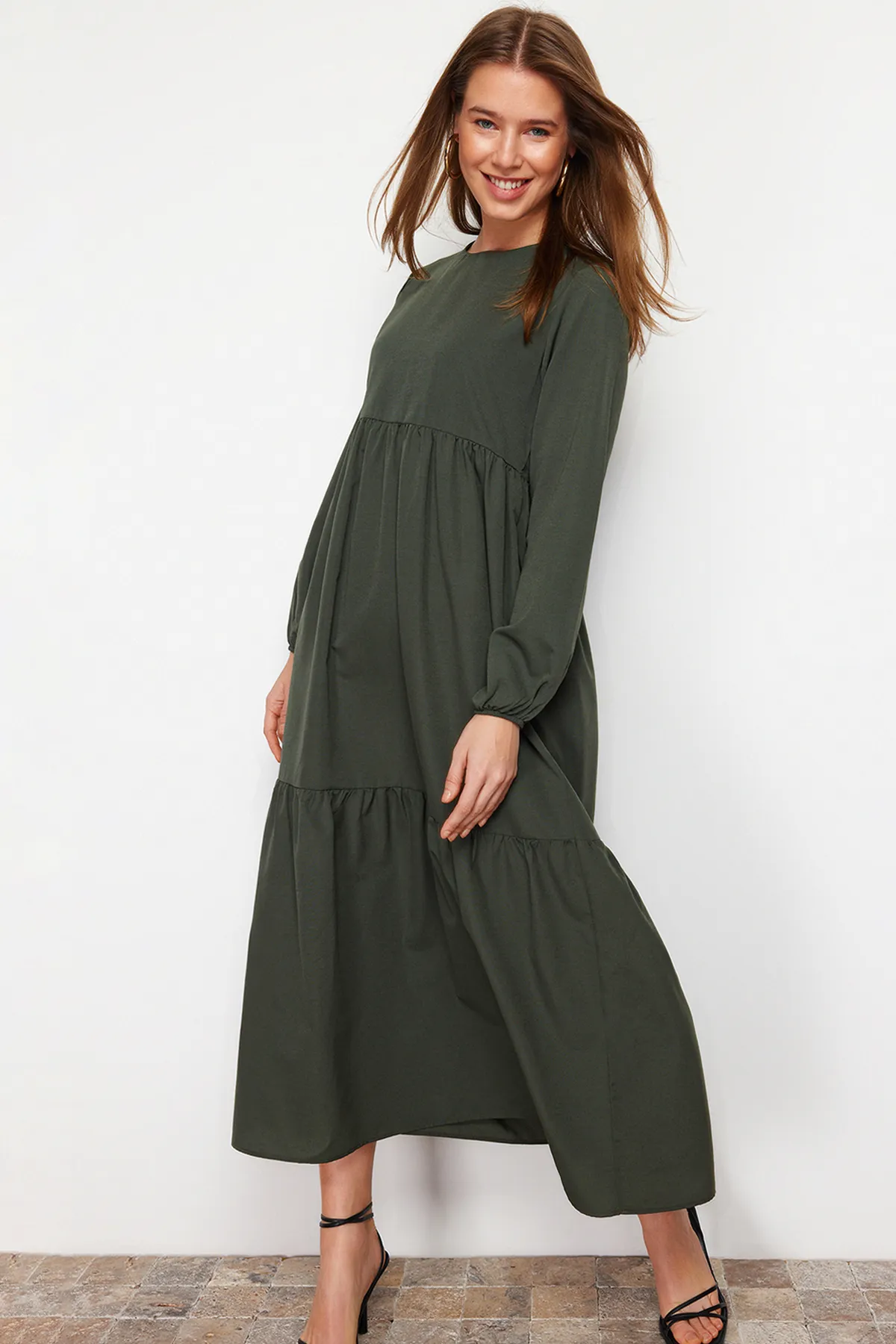 Trendyol Modest  Khakifarbenes, gewebtes Baumwollkleid mit weitem Schnitt und Raffung TCTSS21EL3406