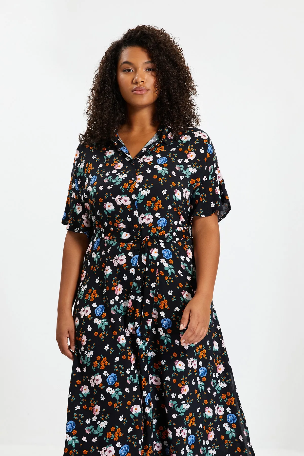 Trendyol Collection  Blaues Maxi-Hemdkleid aus gewebter Viskose mit Blumenmuster und Gürtel TWOSS19EL0094