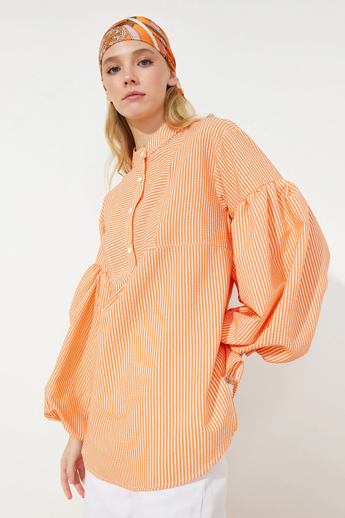 Trendyol Modest  Orangefarbene Seersucker-Webtunika mit Ballonärmeln TCTSS24UK00017