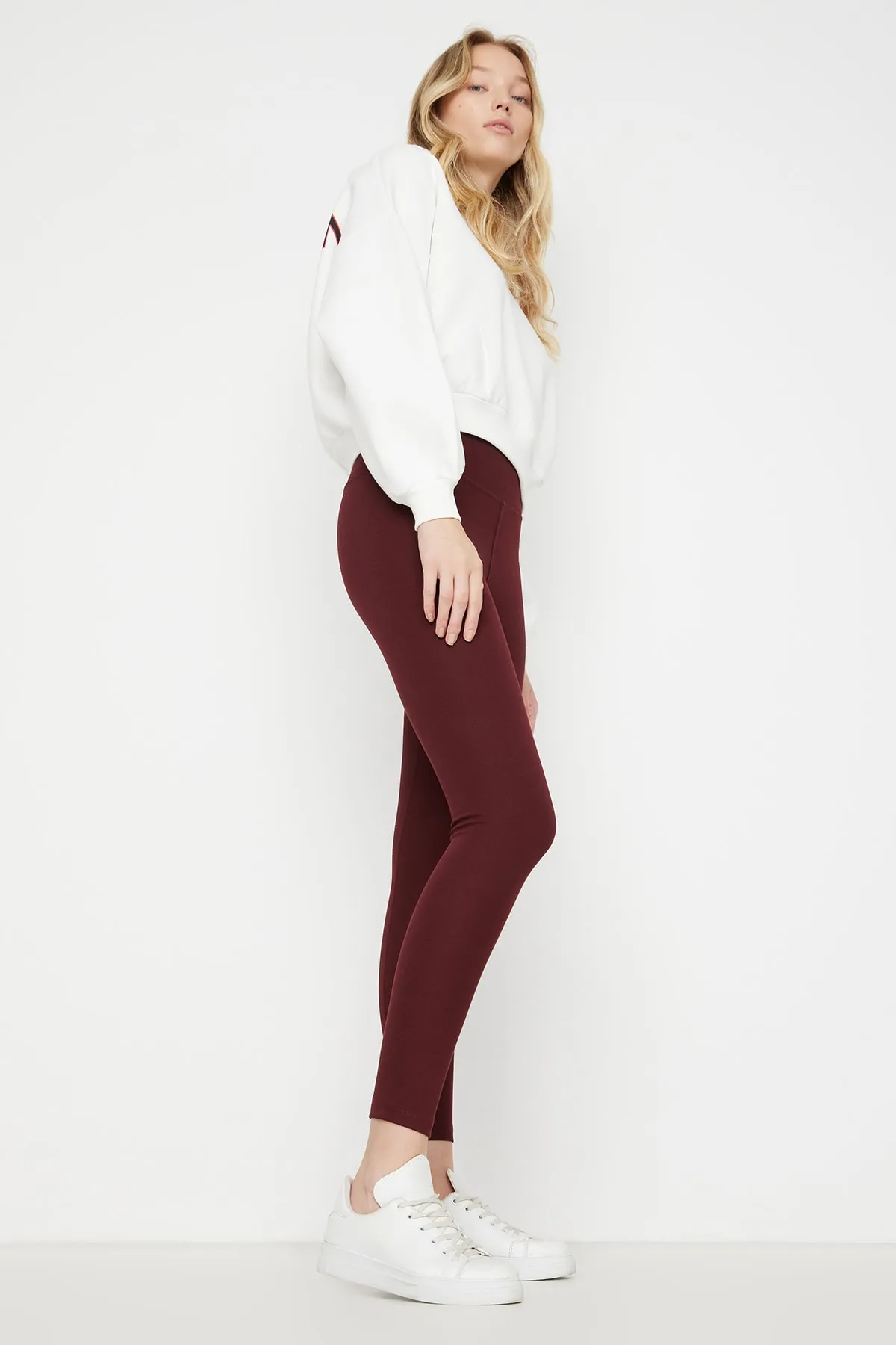 Trendyol Collection  Weinrote Interlock-Strickstrumpfhose mit hoher Taille und elastischem Bund TWOAW20TA0047