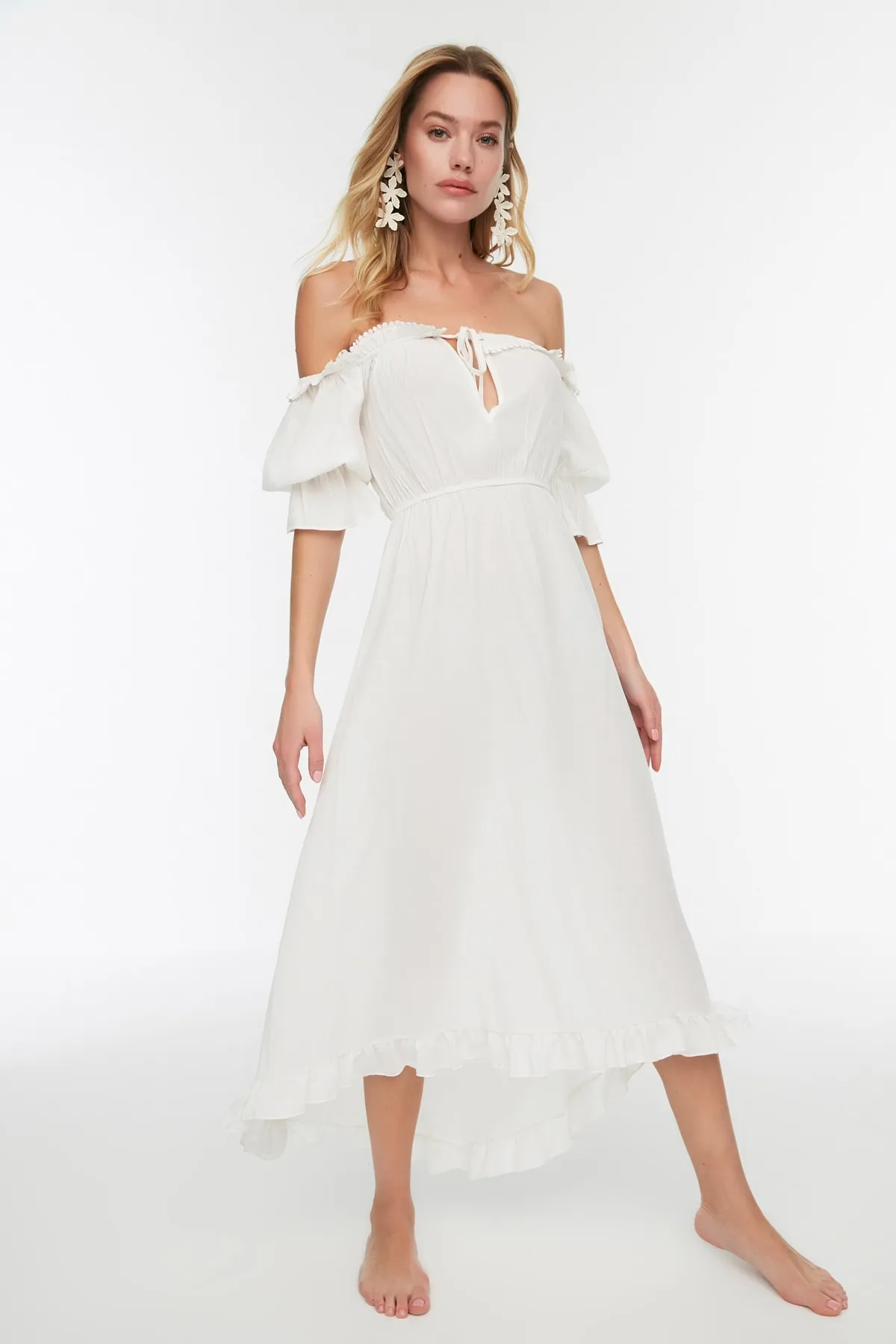 Trendyol Collection  Ecrufarbenes Strandkleid mit Carmenkragen TBESS19BB0101