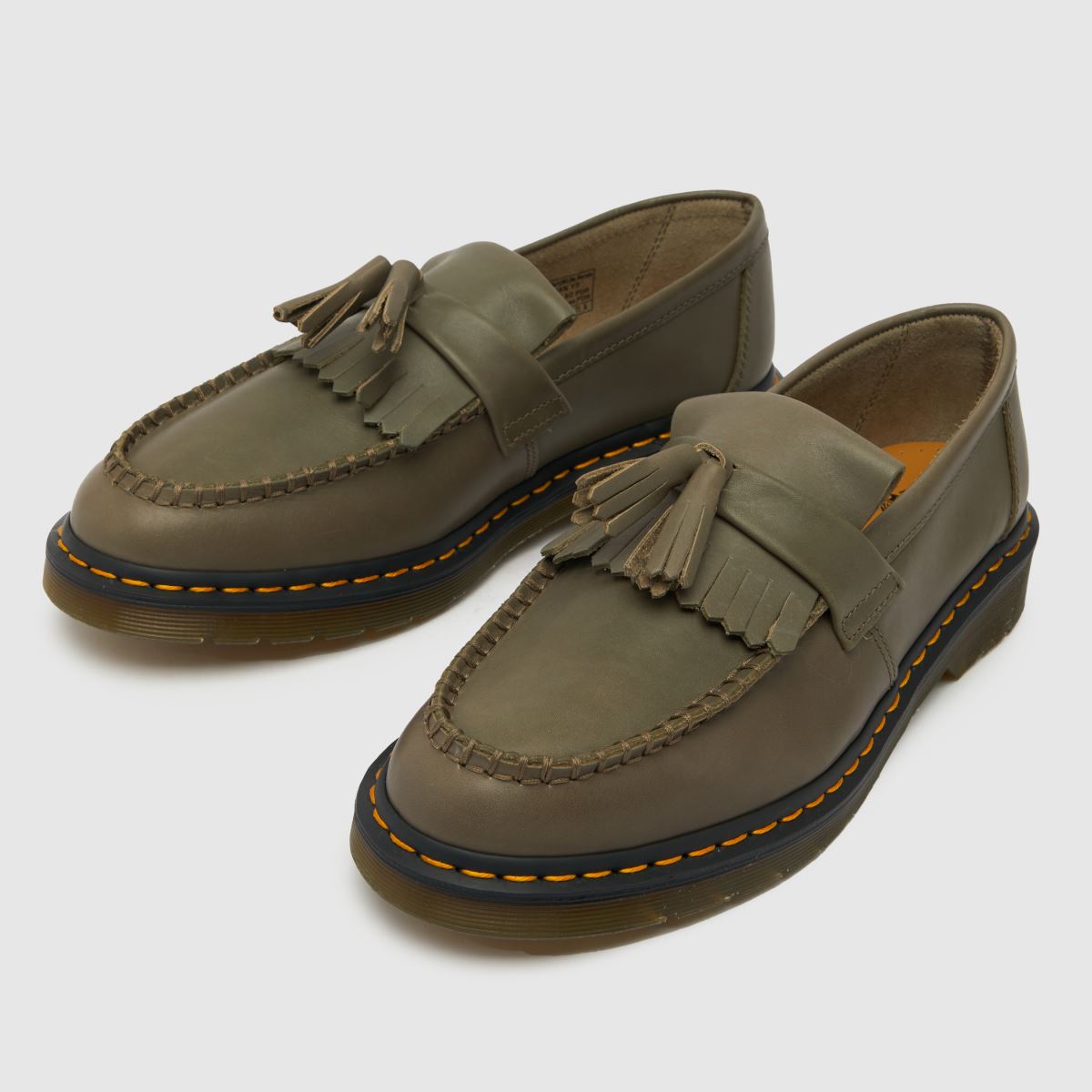 Dr Martens – Adrian – Khakifärgade loafers med gula sömmar