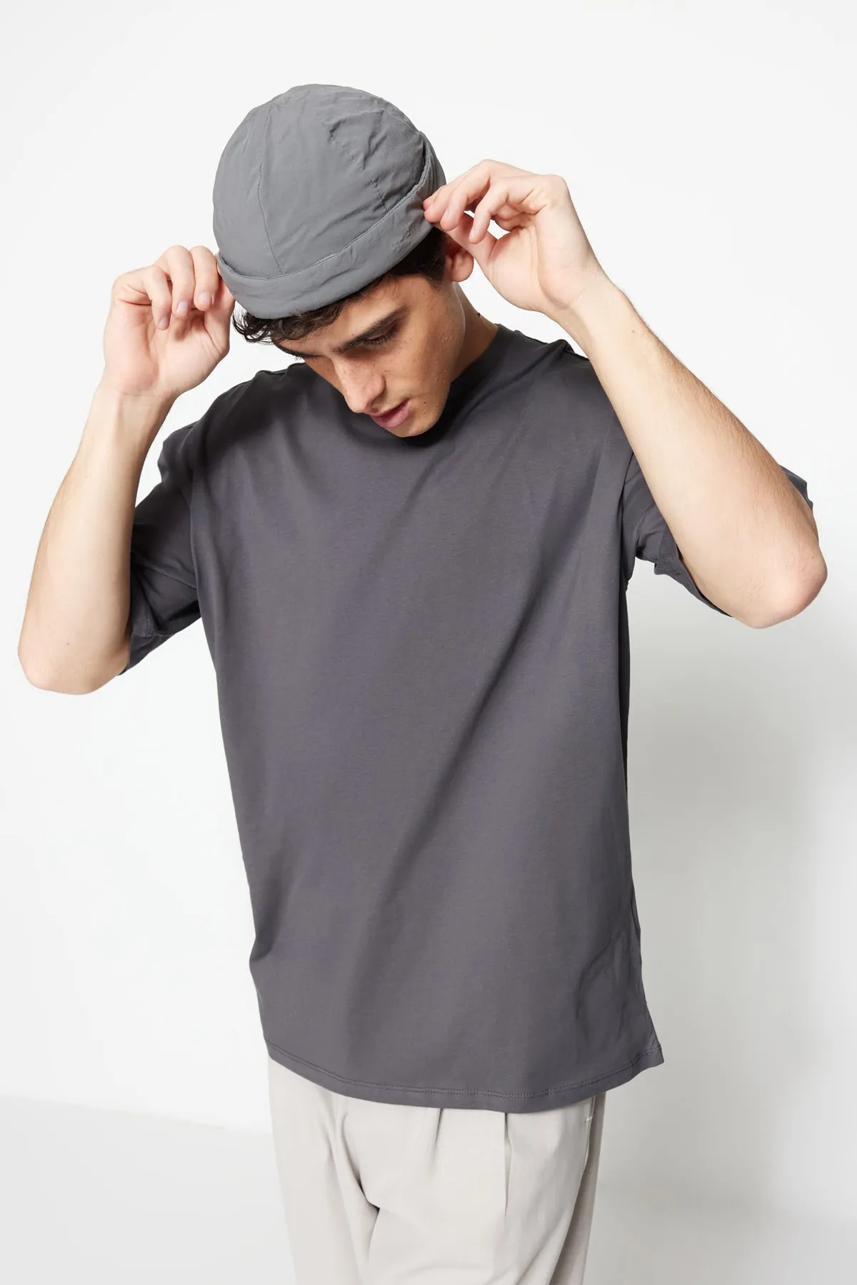 Trendyol Collection  Anthrazitfarbenes, übergroßes/weit geschnittenes Kurzarm-T-Shirt mit Rundhalsausschnitt TMNSS23TS00159