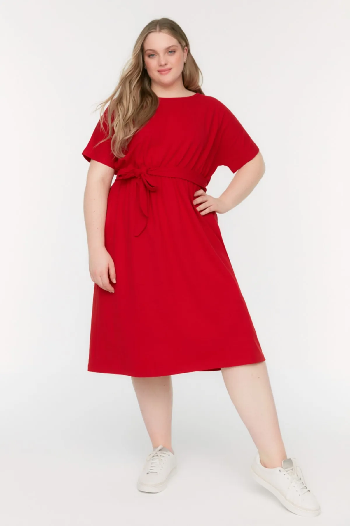 Trendyol Curve  Rotes Strickkleid mit Rundhalsausschnitt und Gürtel TBSSS22AH0242