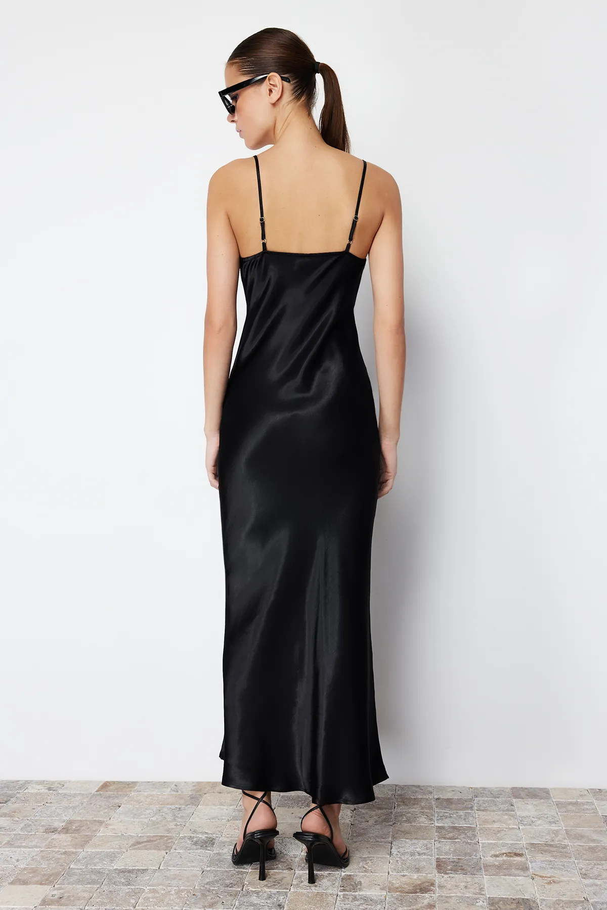 Trendyol Collection  Schwarzes, gerade geschnittenes Maxi-Webkleid mit Trägern TWOSS24EL00163