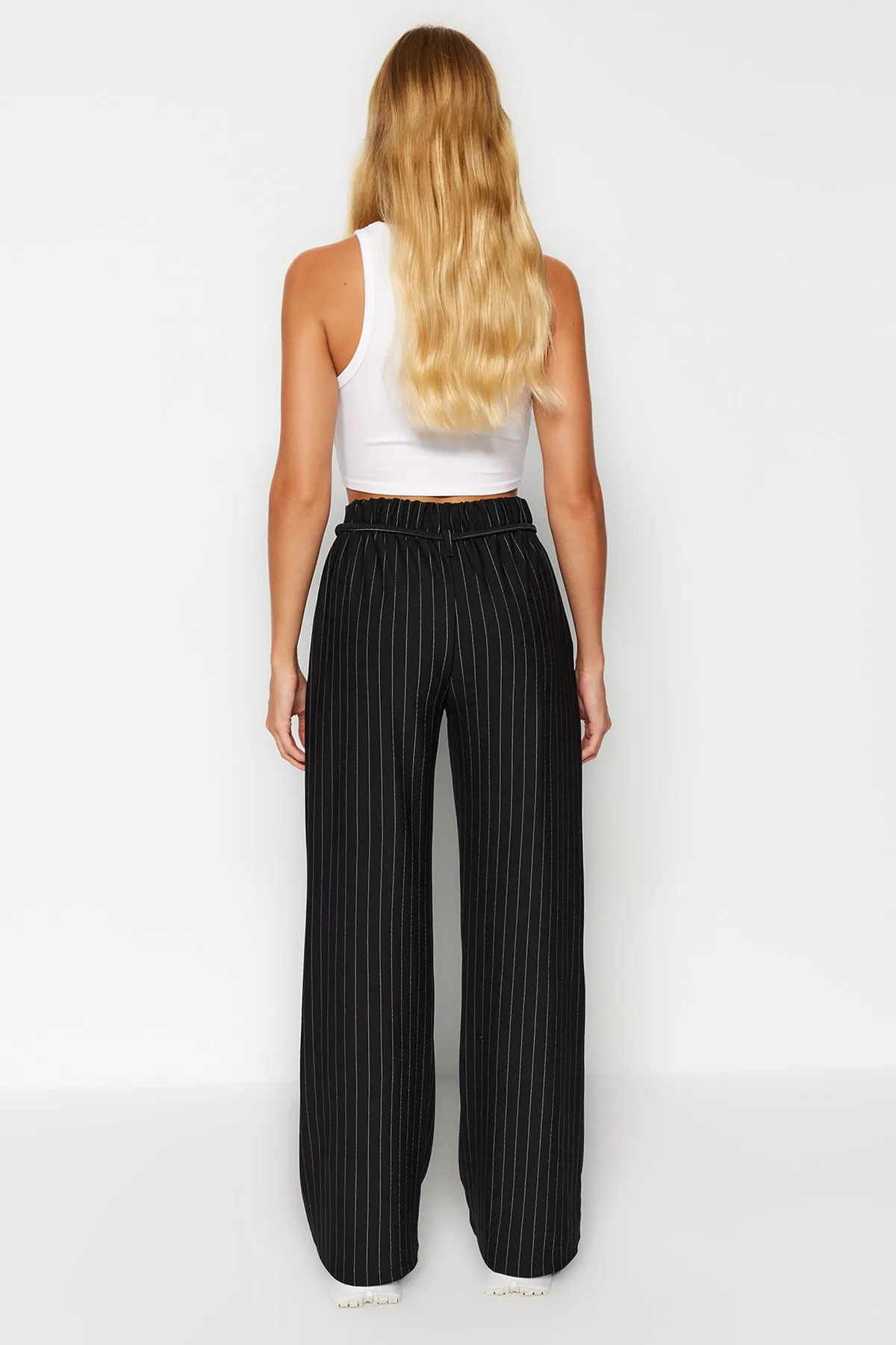 Trendyol Collection  Schwarz gestreifte Gürteldetaillierte gerade/gerade dehnbare Strickhose TWOAW24PL00084