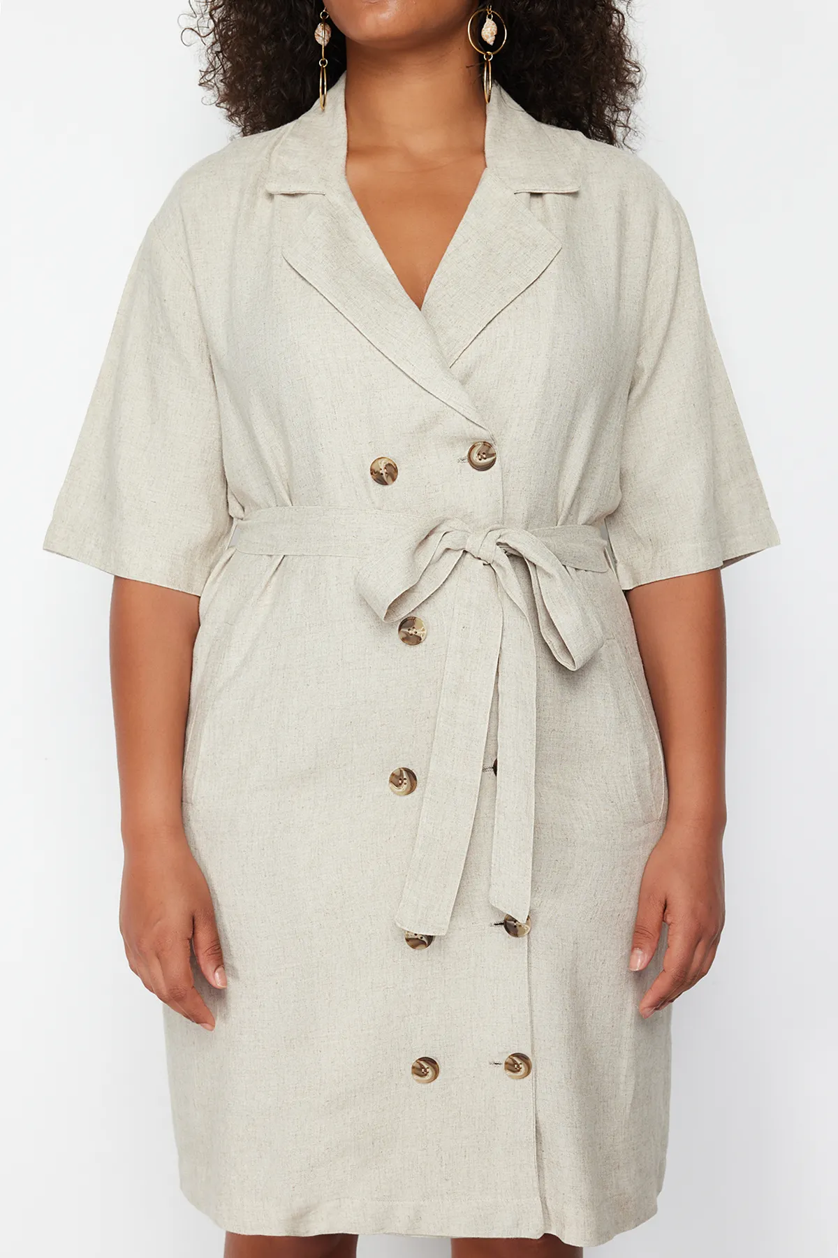 Trendyol Curve  Beigefarbenes Kleid aus gewebter Jacke mit zweireihigem Verschluss und Leinenmischung TBBSS24AH00068