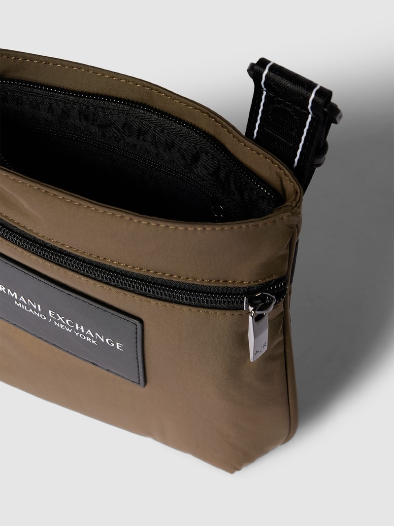Handtasche mit Label-Patch und Karabiner in schlamm