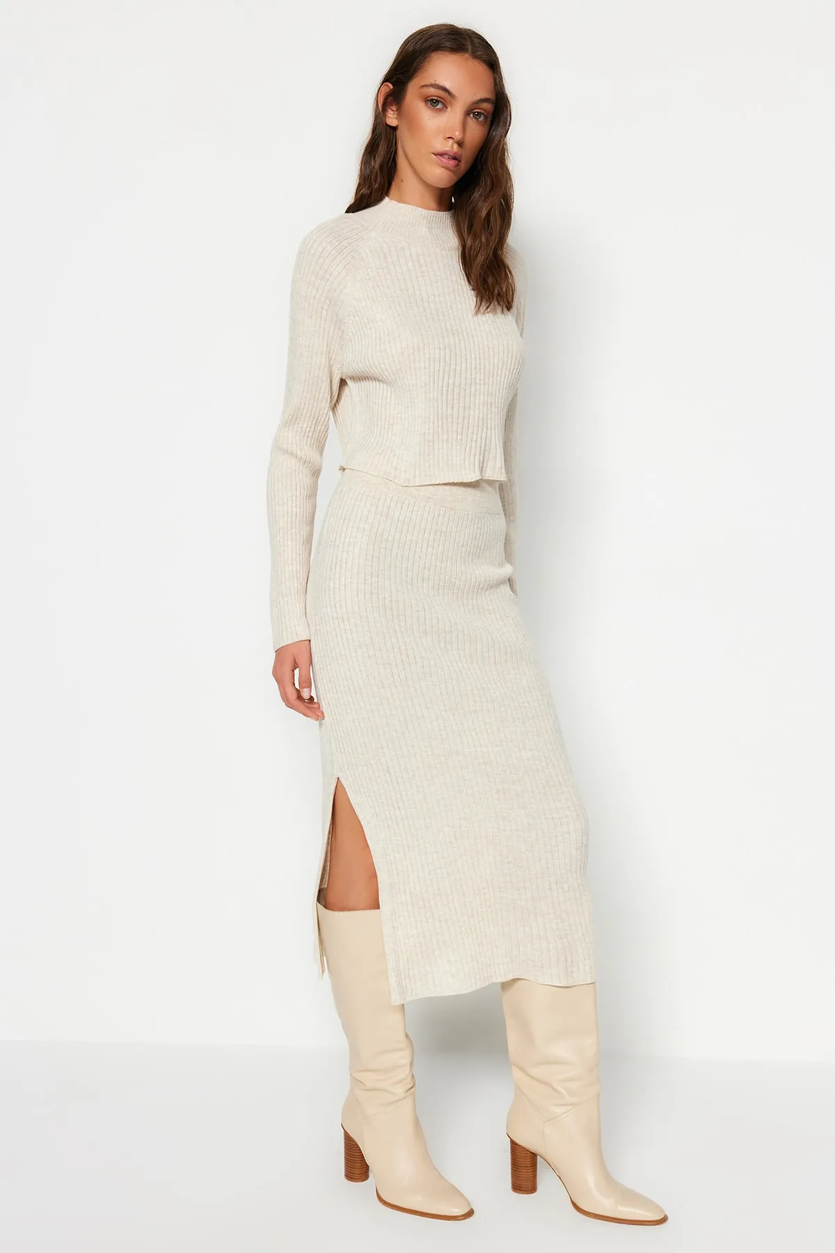 Trendyol Collection  Beiges Crop Basic Strickoberteil und -unterteil im Set TWOAW23AU00170
