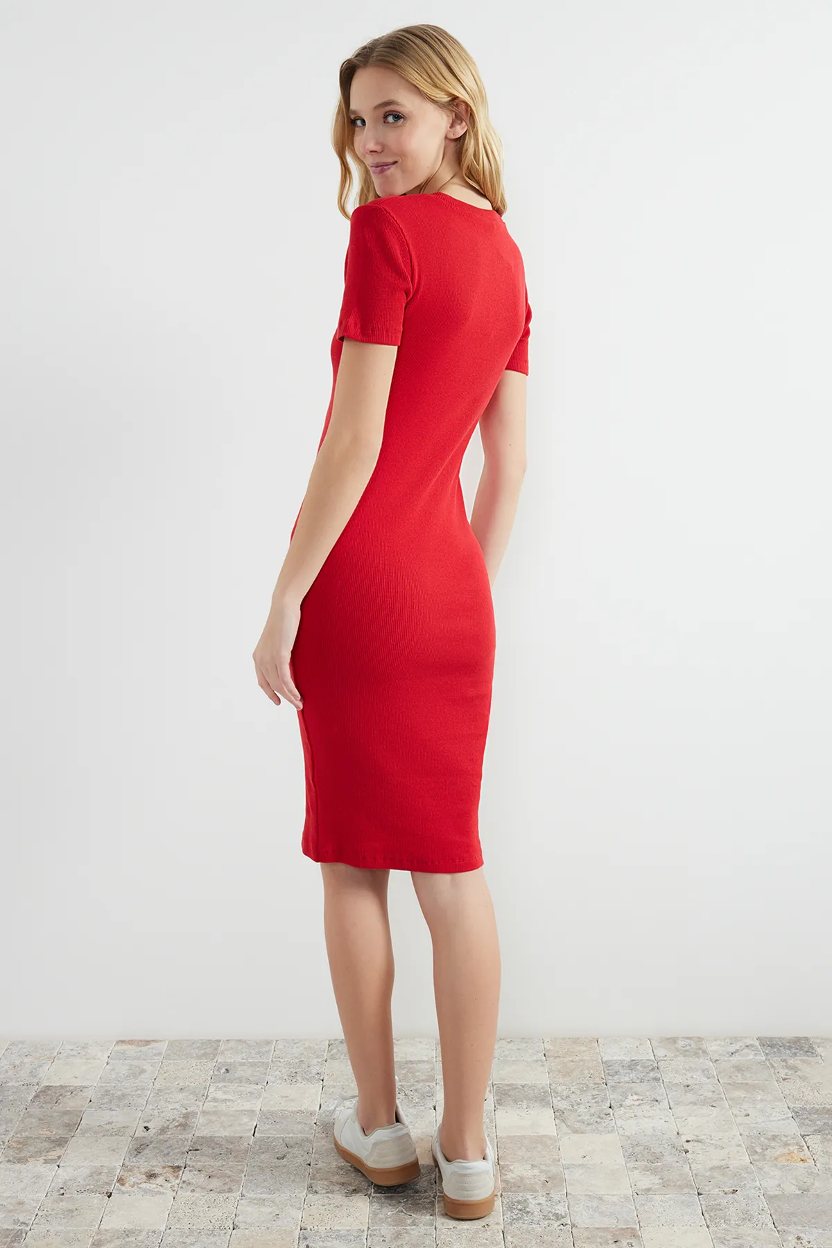 Trendyol Collection  Rotes, geripptes, dehnbares Strick-Midi-Bleistiftkleid mit Rundhalsausschnitt TWOSS24EL00486