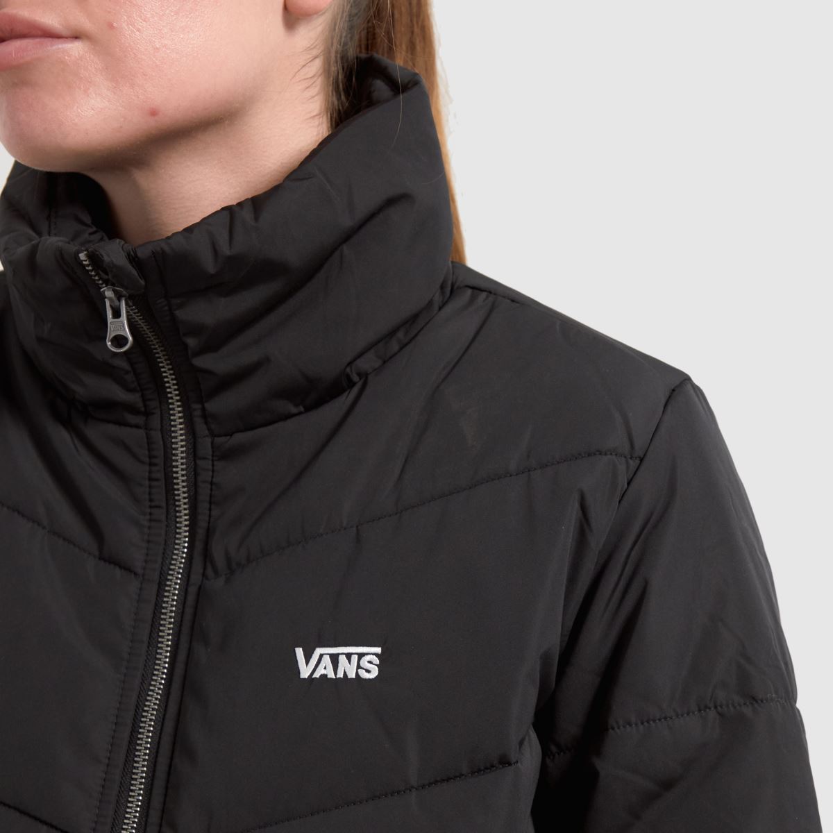 Vans – Foundry – Svart och vit puffjacka med dragkedja
