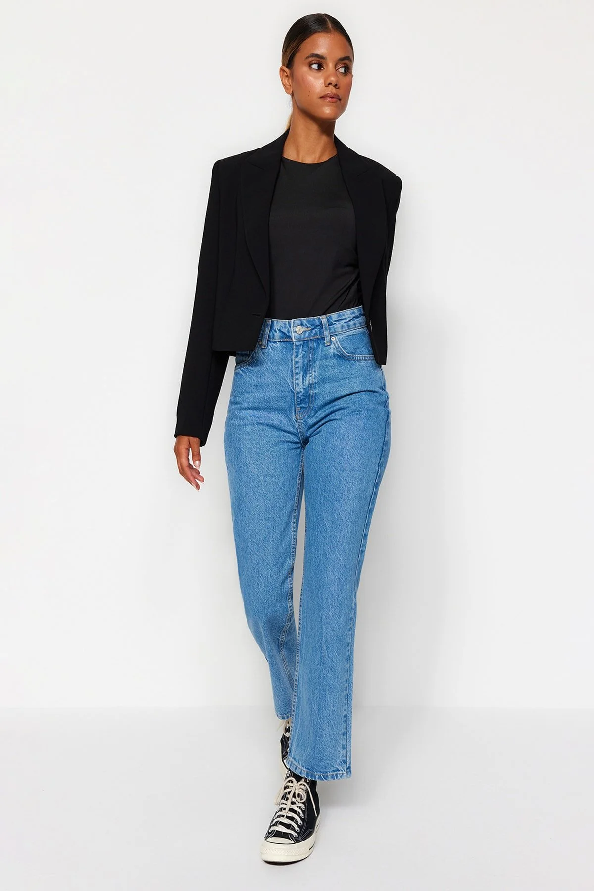 Trendyol Collection  Blaue gerade Jeans mit hoher Taille TWOAW24JE00061