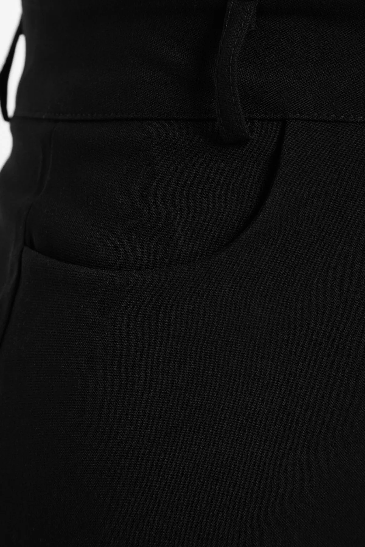 Trendyol Collection  Schwarzer, hochwertiger, hochwertiger Midi-Webrock mit hoher Taille und Schlitzdetail hinten TWOAW24ET00106