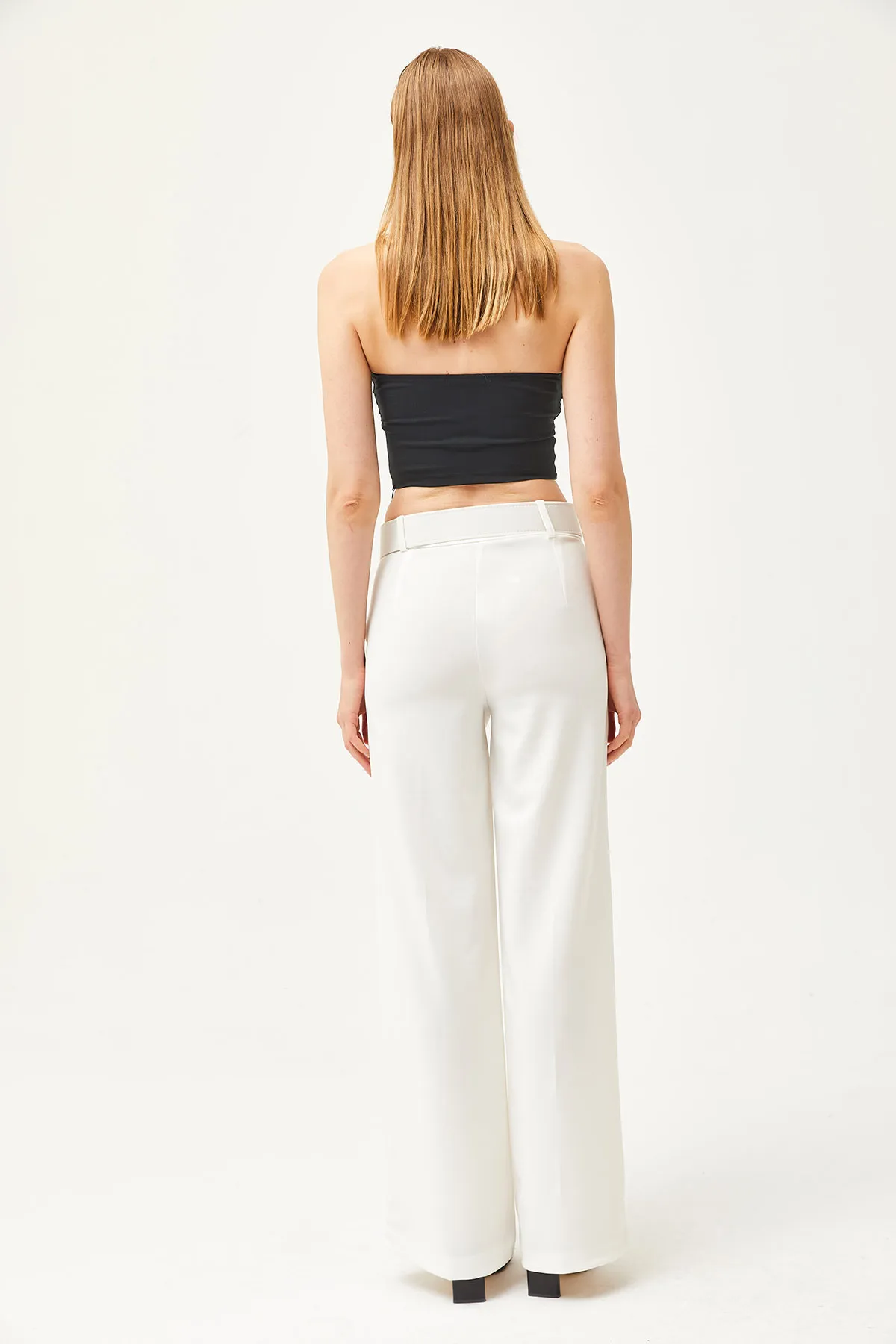Olalook  Weiße Damen-Palazzohose aus Scuba-Krepp mit Metallschnallengürtel PNT-19000208