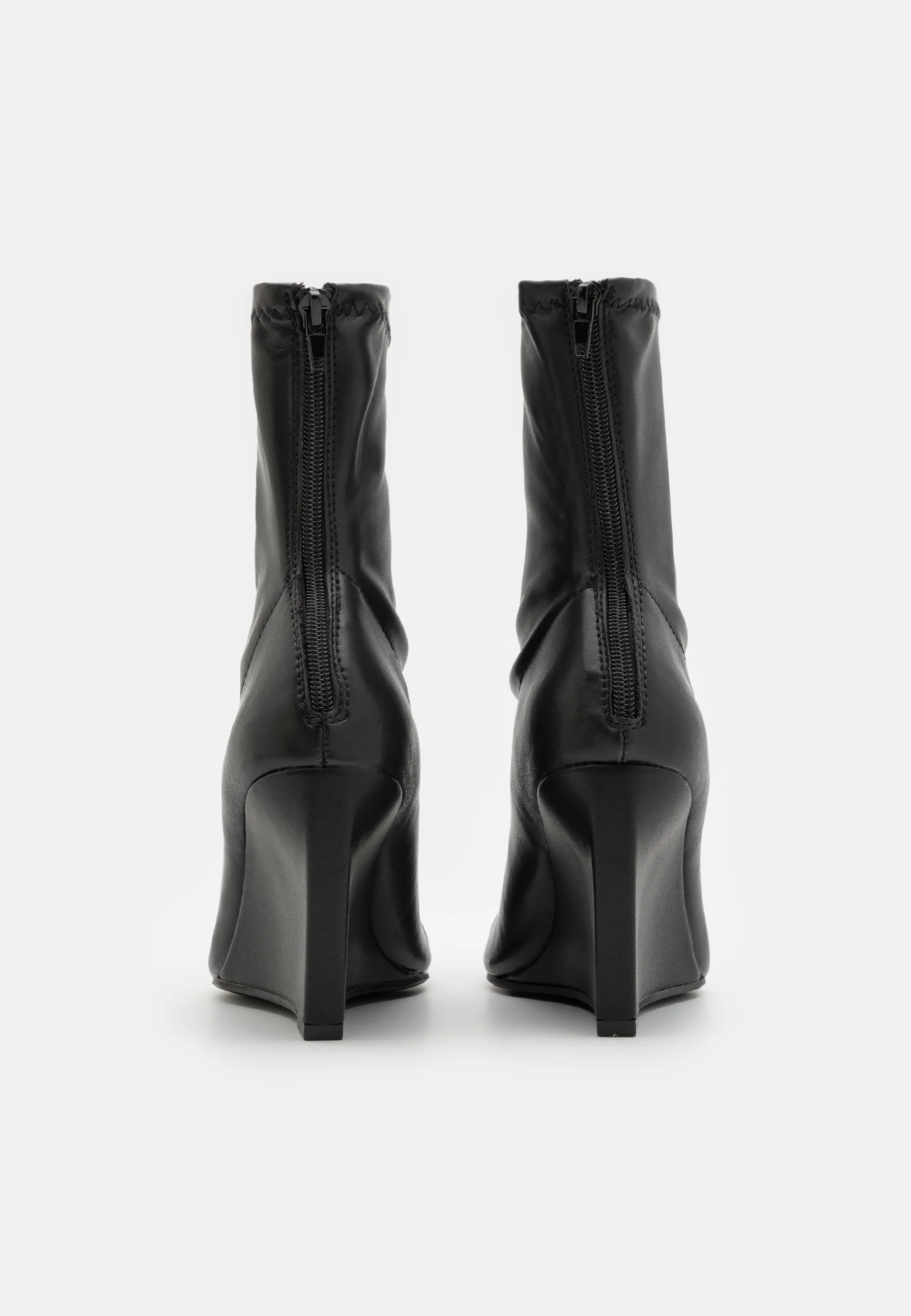 Botines de tacón par e impar