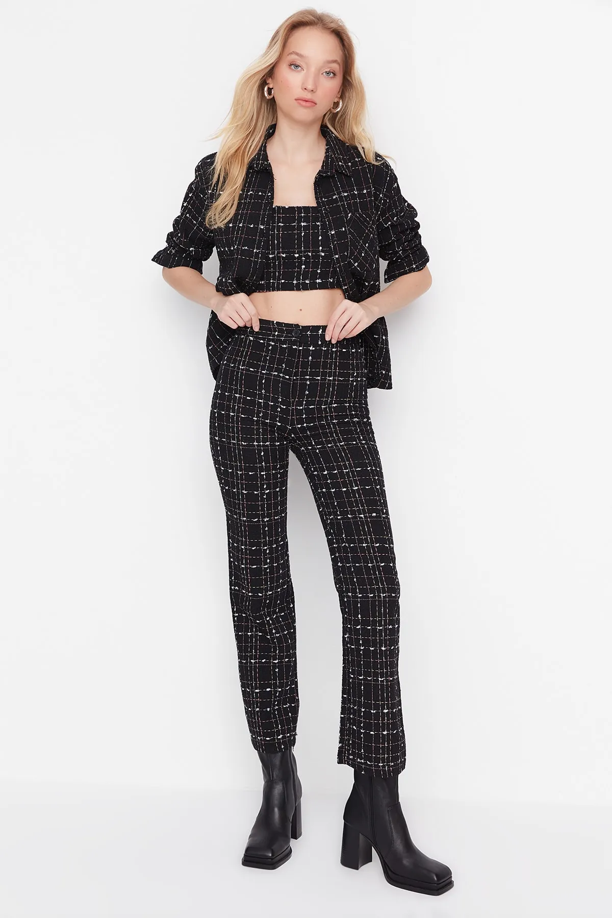 Trendyol Collection  Schwarze gewebte Hose mit hoher Taille und Karomuster aus Tweed und Zigaretten-Tweed TWOAW23PL00046